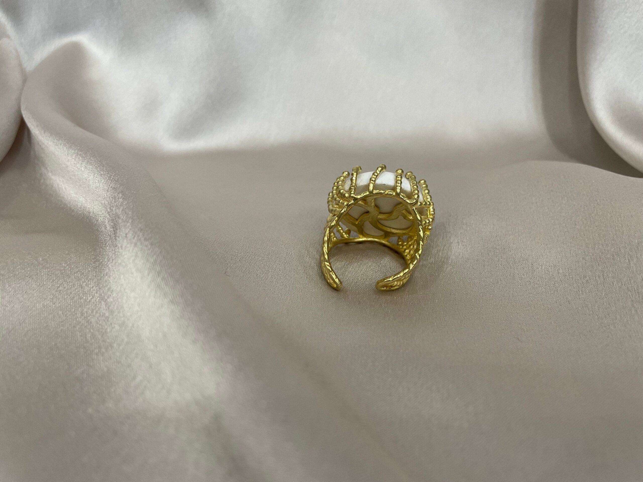 Anello siciliano, anello ceramica di caltagirone, ruota di carretto, anello maxi, anello regolabile, anello ottone e caramica. Anelli artigianali siciliani