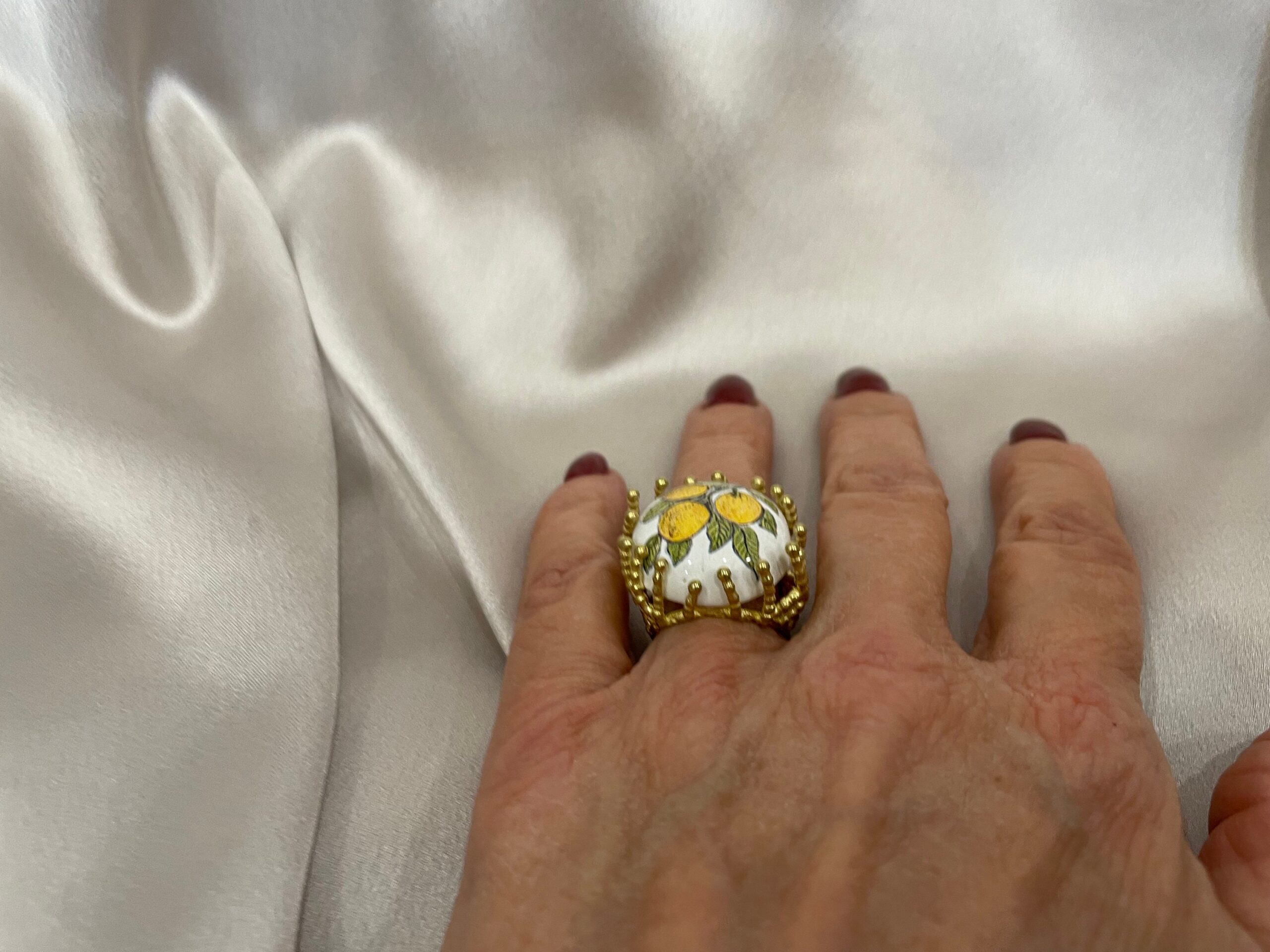 Anello siciliano, anello ceramica di caltagirone, ruota di carretto, anello maxi, anello regolabile, anello ottone e caramica. Anelli artigianali siciliani