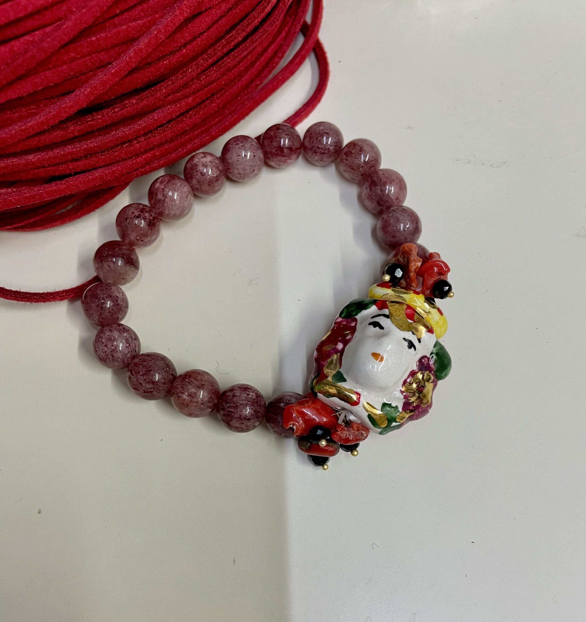 Bracciale Sikelia, Bracciale elastico, perle di agata viola, teste di mori in ceramica di caltagirone. regalo ragazza. Bracciali caratteristici siciliani