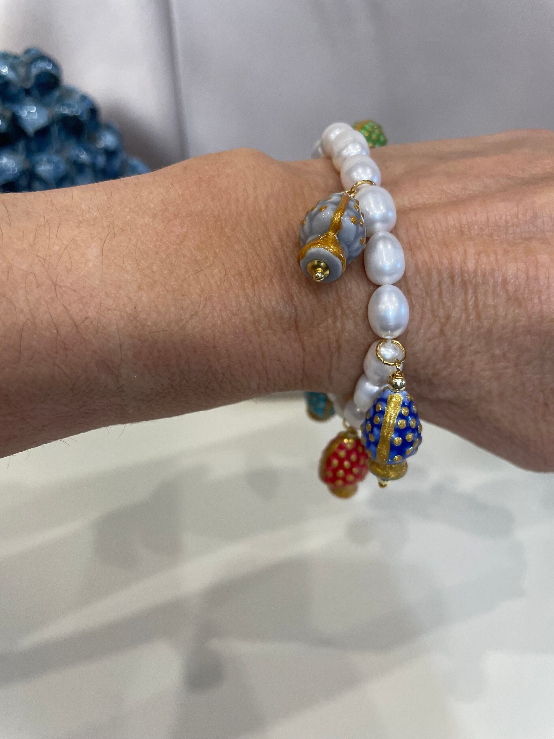 Bracciale siciliano, bracciale elastico, perle naturali, Bracciale Sikelia di perle barocche e pigne di caltagirone, bracciale multicolor. Bracciali caratteristici siciliani