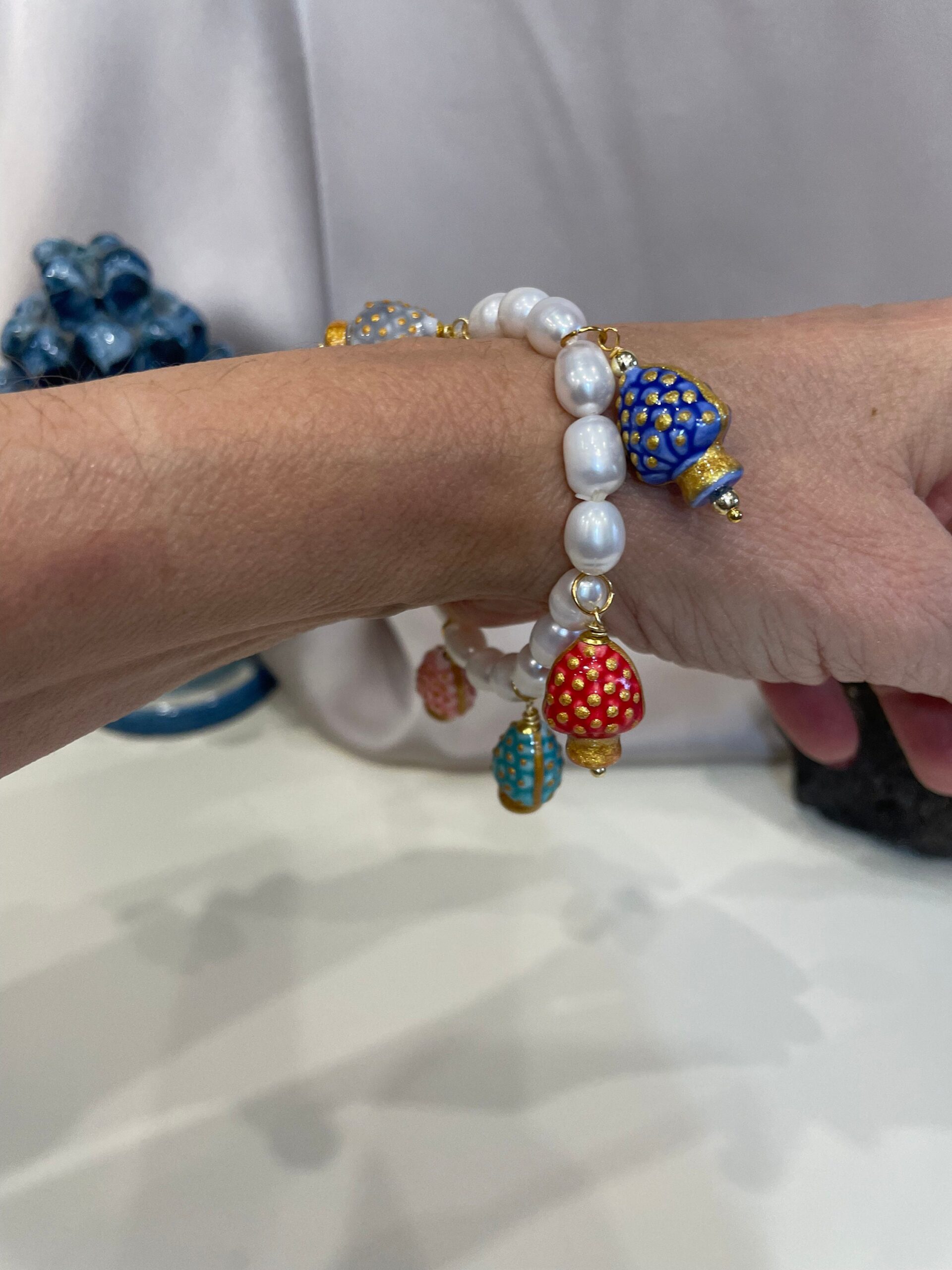 Bracciale siciliano, bracciale elastico, perle naturali, Bracciale Sikelia di perle barocche e pigne di caltagirone, bracciale multicolor. Bracciali caratteristici siciliani