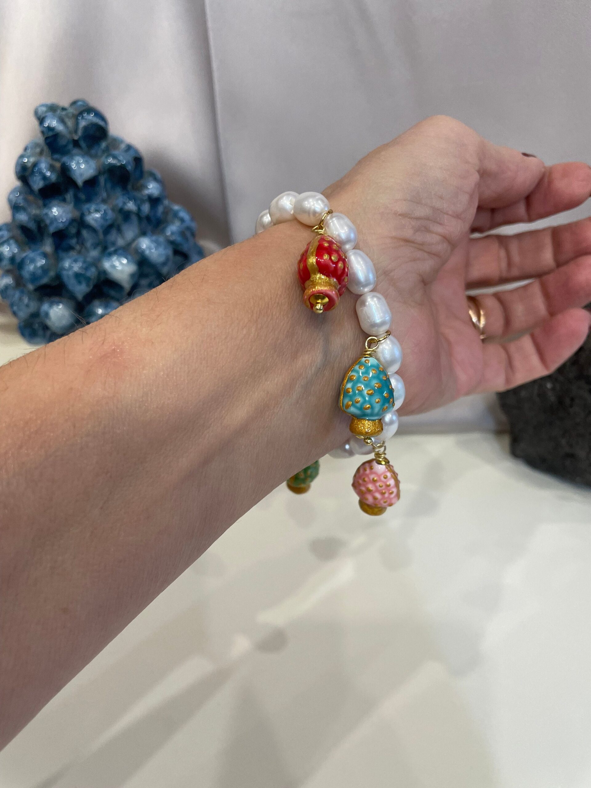 Bracciale siciliano, bracciale elastico, perle naturali, Bracciale Sikelia di perle barocche e pigne di caltagirone, bracciale multicolor. Bracciali caratteristici siciliani