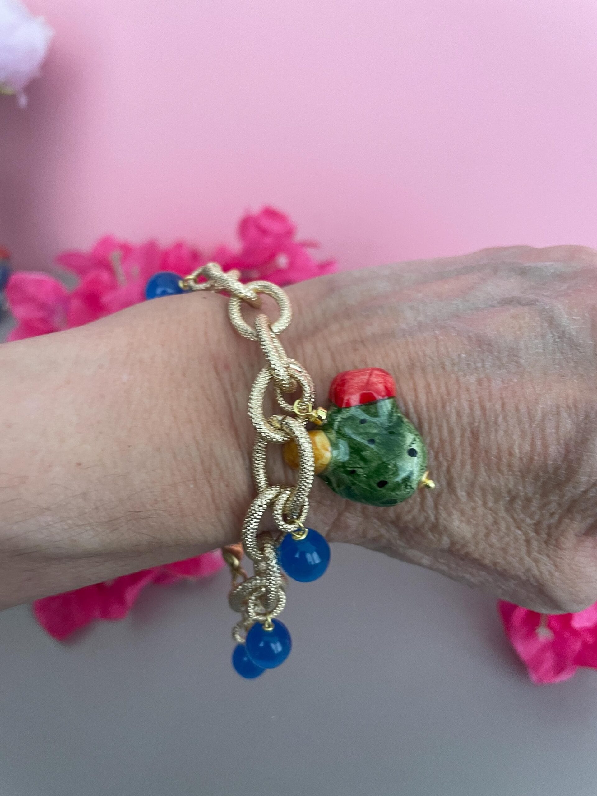 Bracciale Sikelia, Fico d’India di ceramica di Caltagirone, bracciale unisex, perle verdi o blu, bracciale siciliano. Bracciali caratteristici siciliani