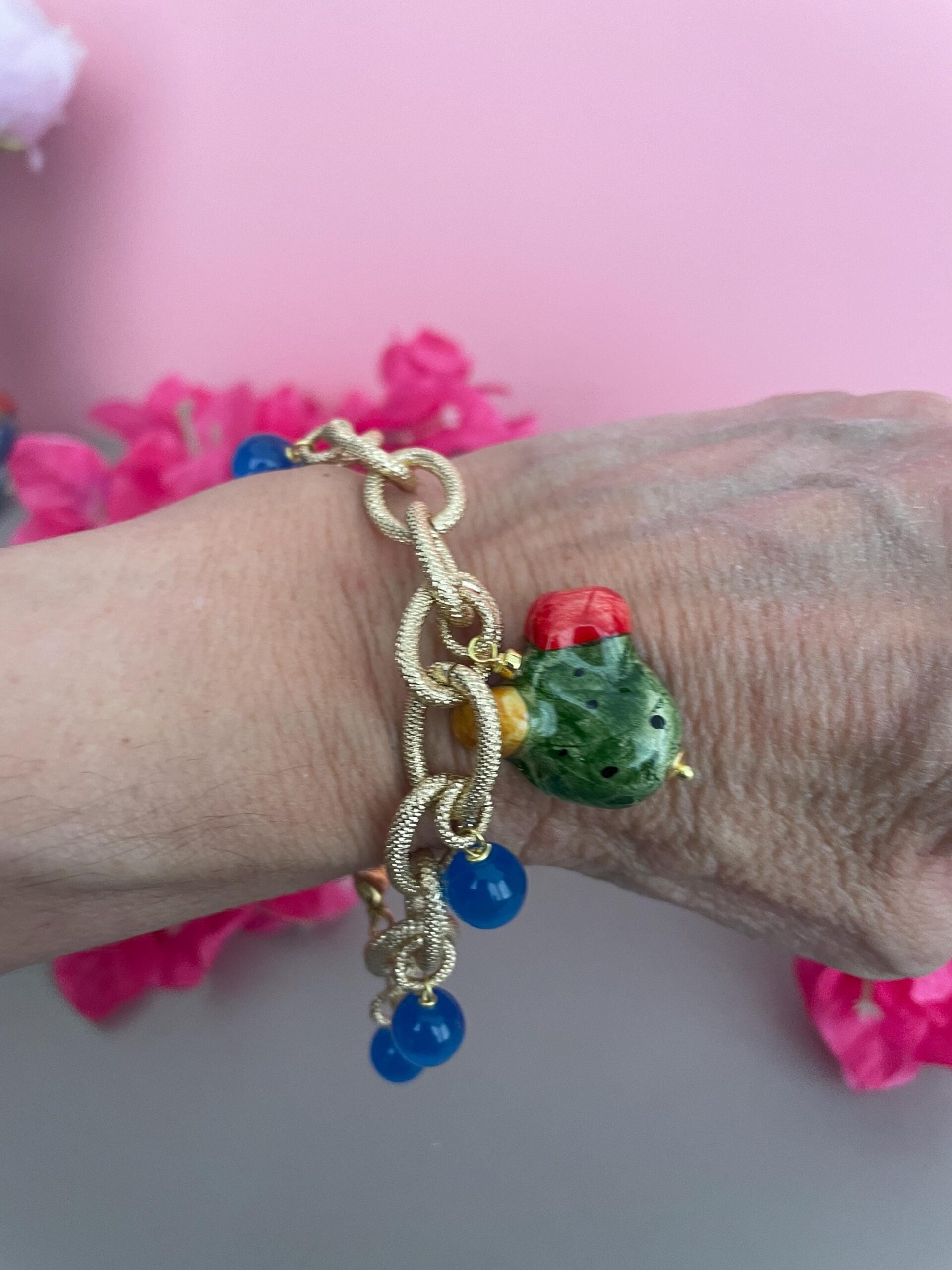 Bracciale Sikelia, Fico d’India di ceramica di Caltagirone, bracciale unisex, perle verdi o blu, bracciale siciliano. Bracciali caratteristici siciliani
