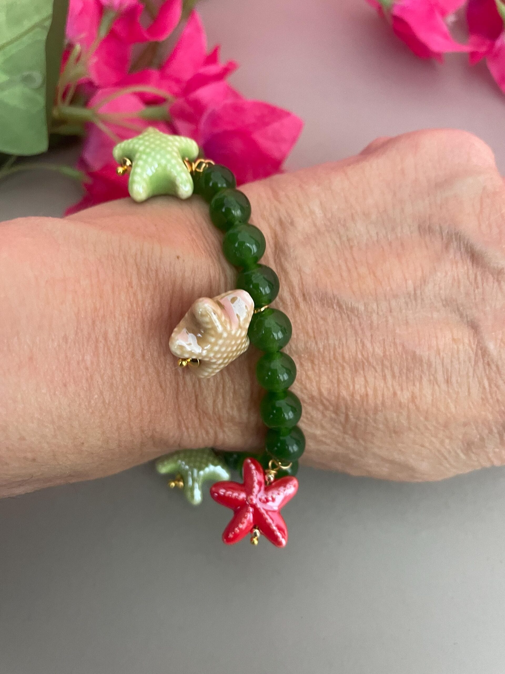 Bracciale siciliano elastico, con perle di Giada verde, Bracciale con pietre naturali e charms di ceramica di Caltagirone, Pigne o Stelle. Bracciali caratteristici siciliani