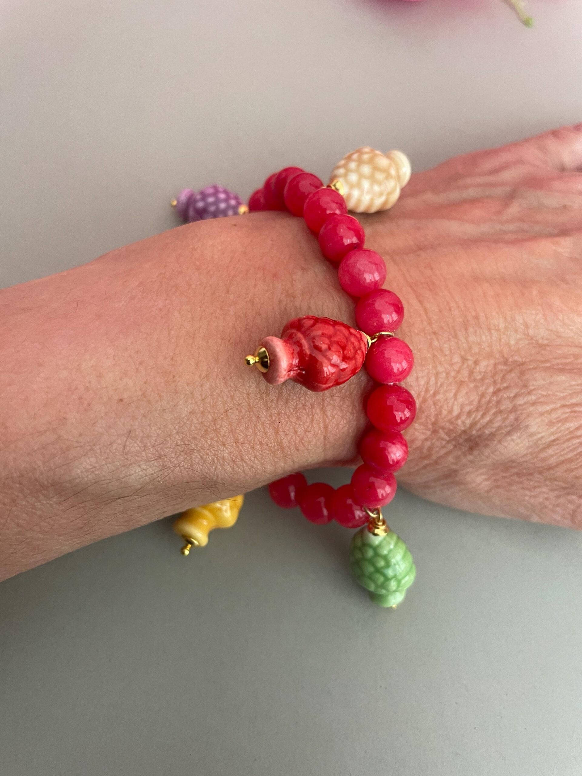 Bracciale siciliano, bracciale elastico, Giada rosa, Bracciale con pietre naturali e charms di ceramica di Caltagirone, Pigne o Stelle . Bracciali caratteristici siciliani