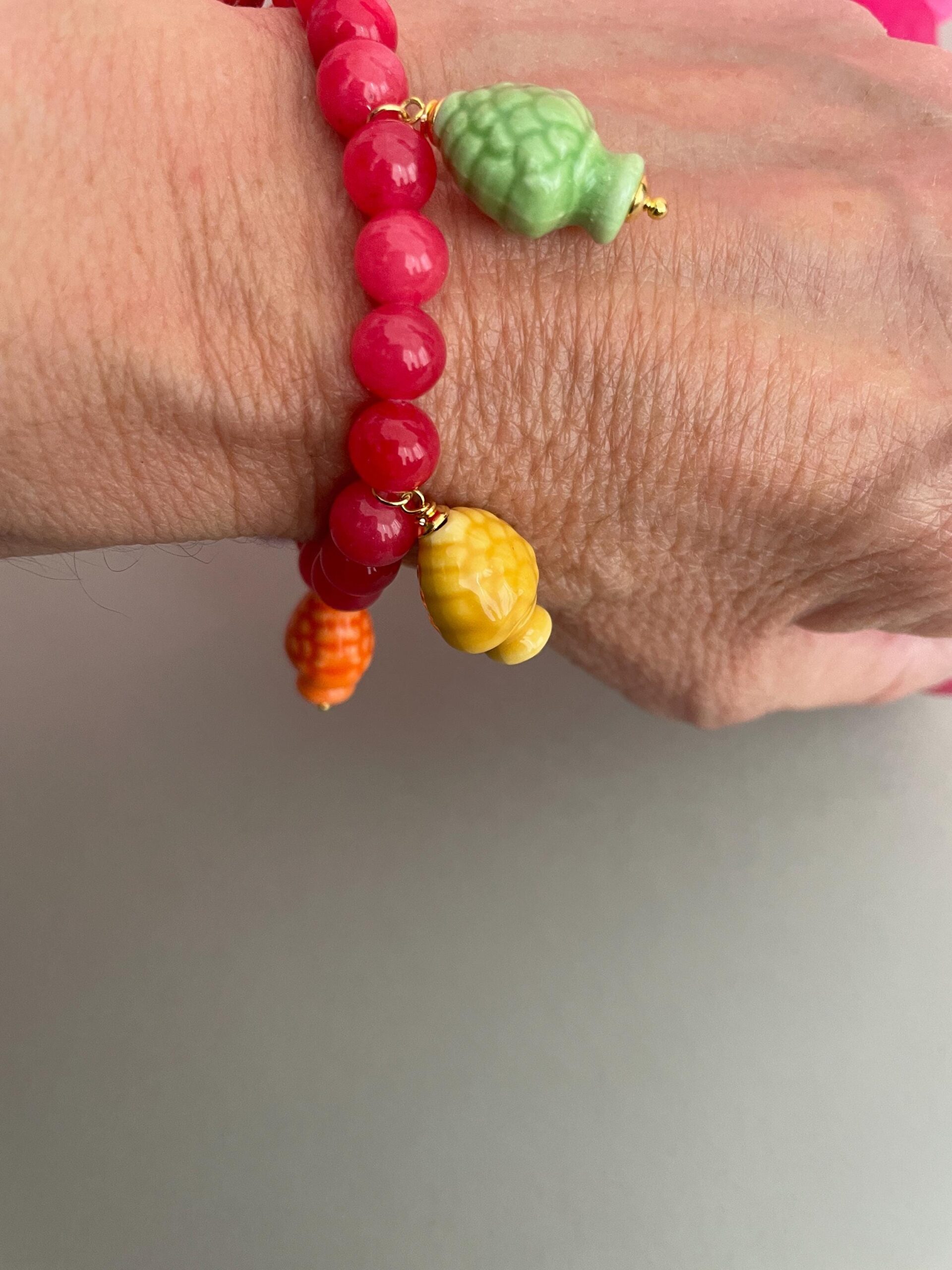 Bracciale siciliano, bracciale elastico, Giada rosa, Bracciale con pietre naturali e charms di ceramica di Caltagirone, Pigne o Stelle . Bracciali caratteristici siciliani
