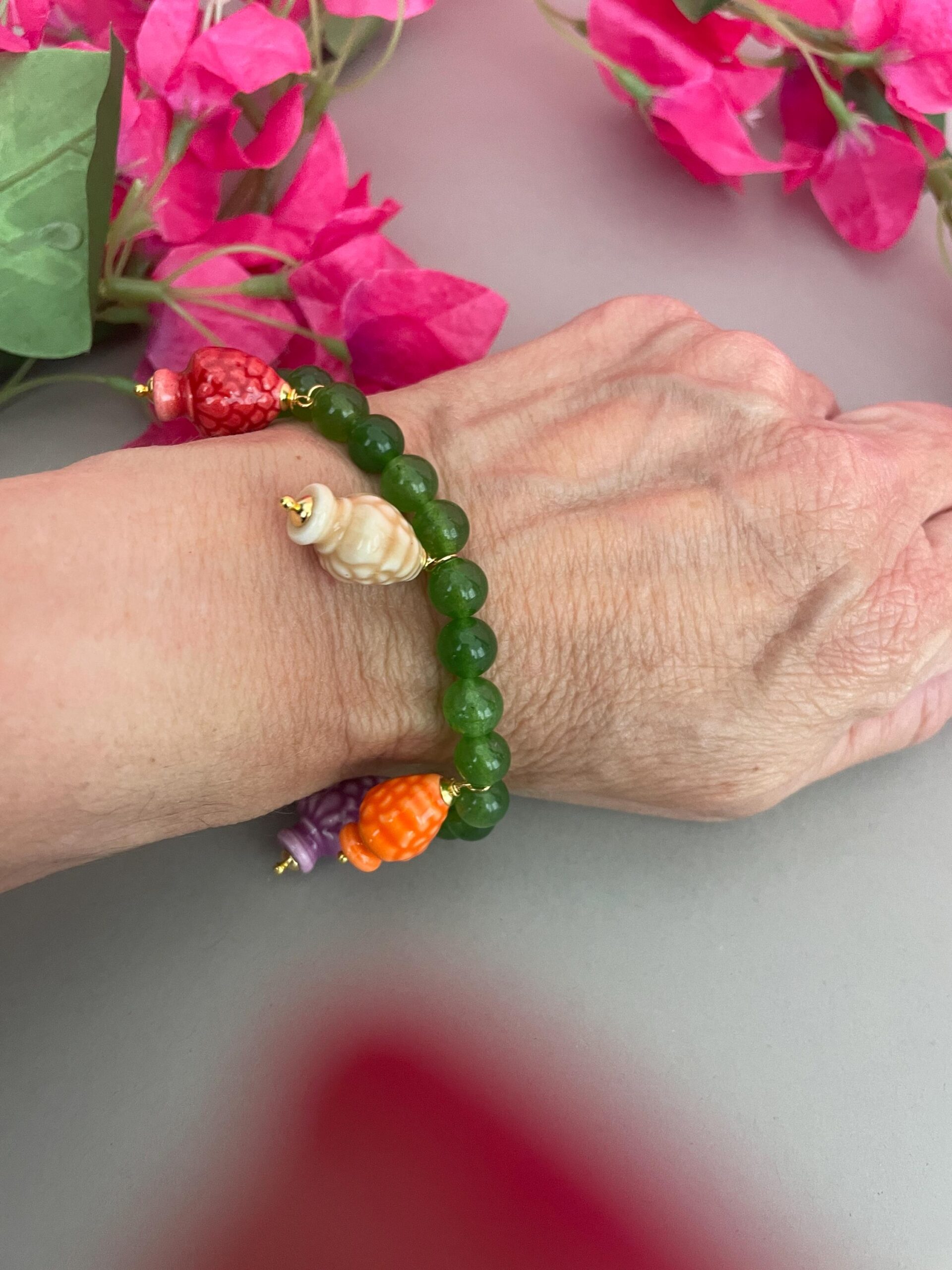 Bracciale siciliano elastico, con perle di Giada verde, Bracciale con pietre naturali e charms di ceramica di Caltagirone, Pigne o Stelle. Bracciali caratteristici siciliani