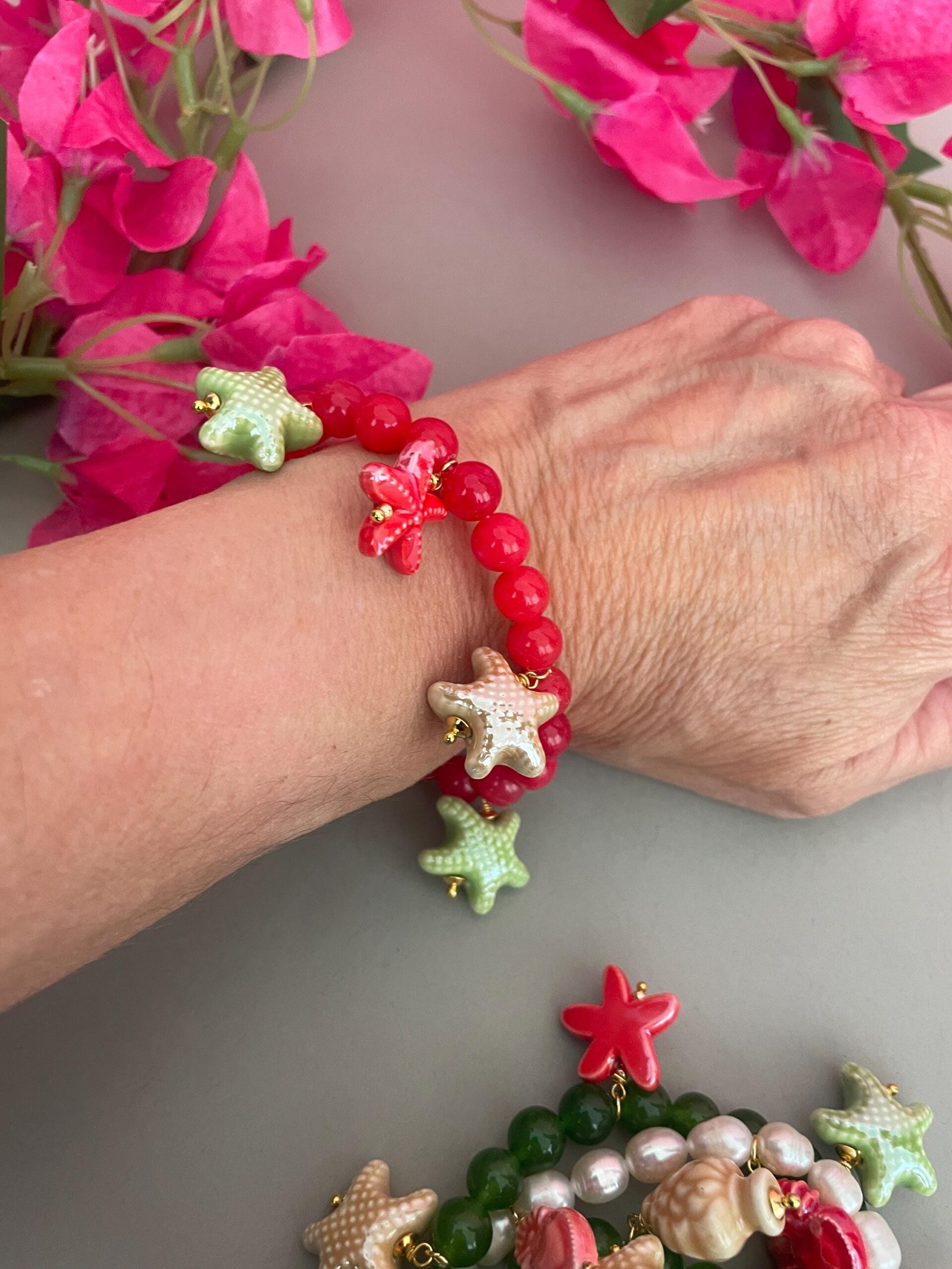 Bracciale siciliano, bracciale elastico, Giada rosa, Bracciale con pietre naturali e charms di ceramica di Caltagirone, Pigne o Stelle . Bracciali caratteristici siciliani