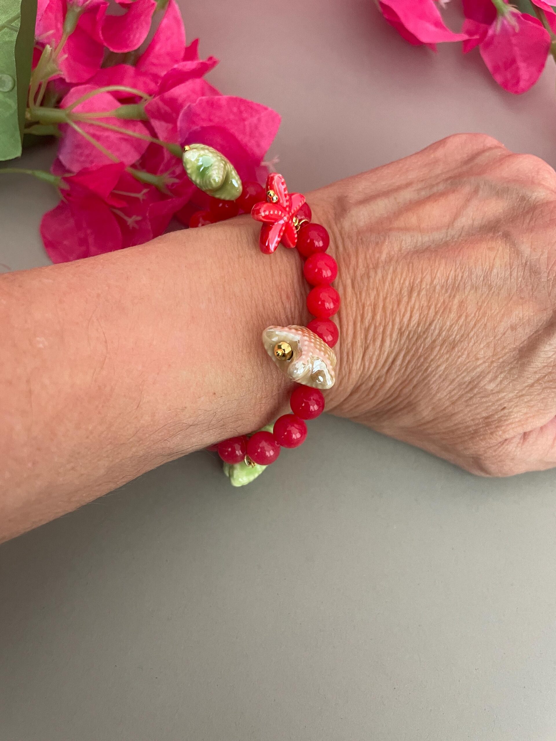 Bracciale siciliano, bracciale elastico, Giada rosa, Bracciale con pietre naturali e charms di ceramica di Caltagirone, Pigne o Stelle . Bracciali caratteristici siciliani