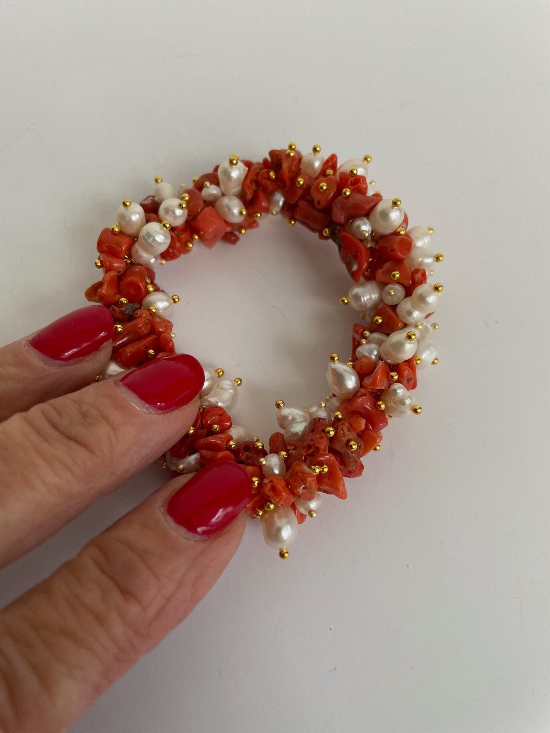 Bracciale Sikelia, Bracciale siciliano, bracciale elastico, corallo autentico, perle di fiume, bracciale corallo rosso, regalo laurea. Bracciali caratteristici siciliani