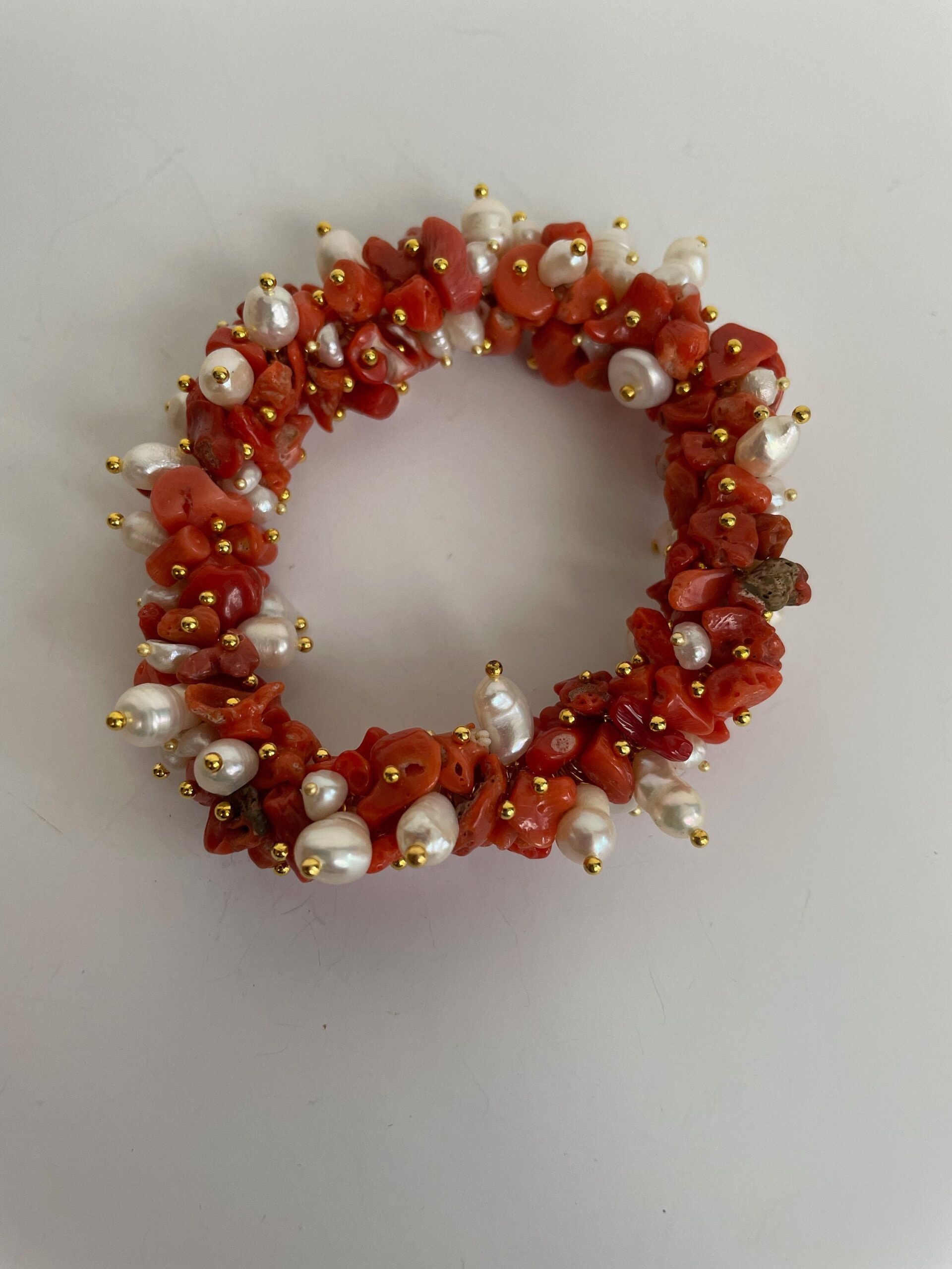 Bracciale Sikelia, Bracciale siciliano, bracciale elastico, corallo autentico, perle di fiume, bracciale corallo rosso, regalo laurea. Bracciali caratteristici siciliani