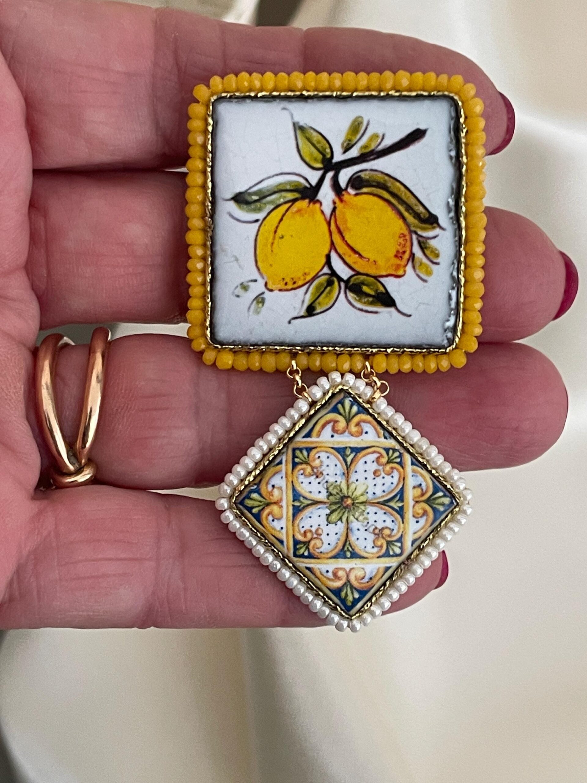 Spilla con mattonelle di ceramica di Caltagirone, Limoni e geometrie floreali. Limoni e Agrumi