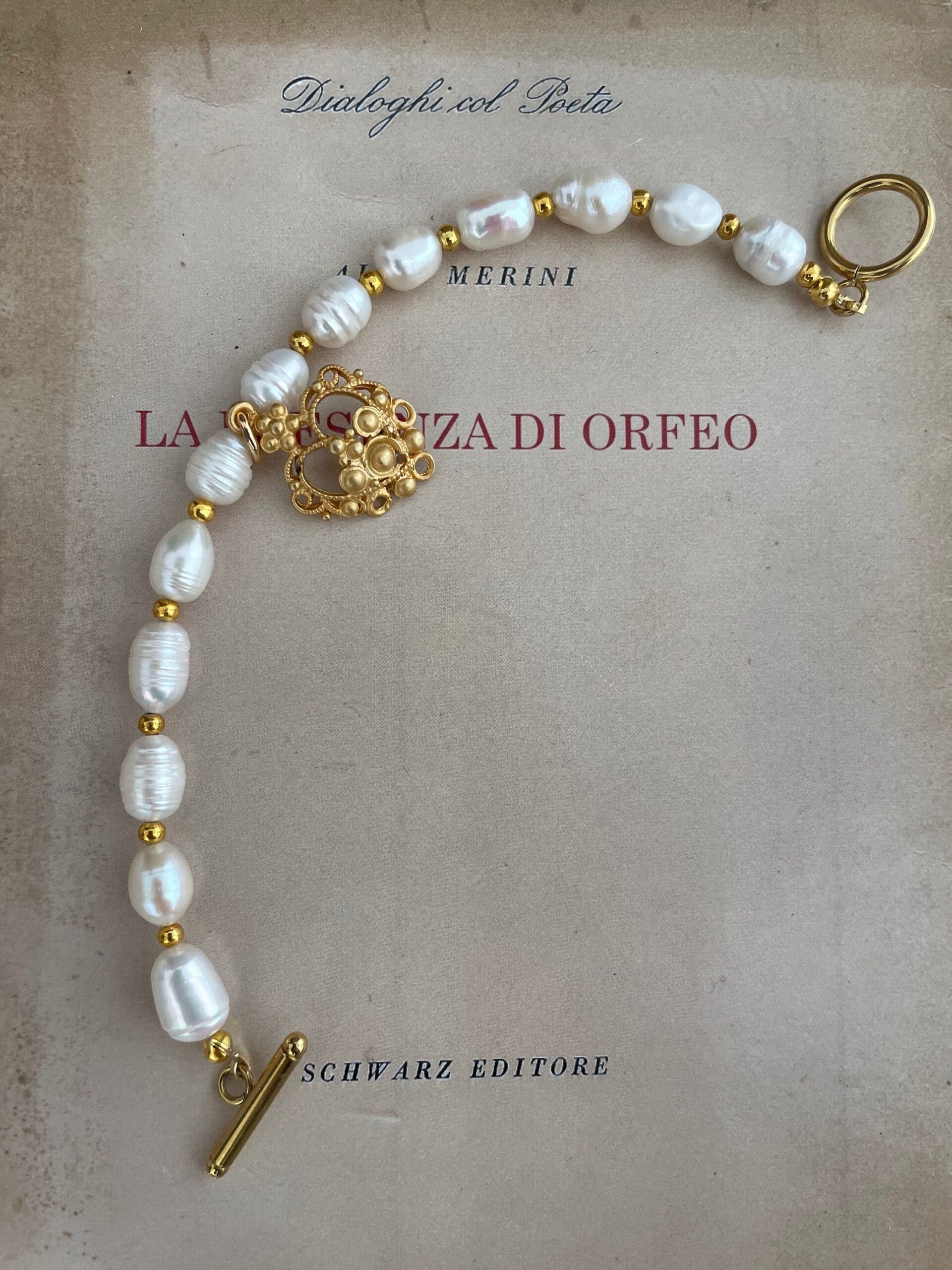 Braccialetto siciliano, bracciale perle barocche, bracciale classico con filo di perle di fiume e perline dorate e cuore in zama. Bracciali pietre dure