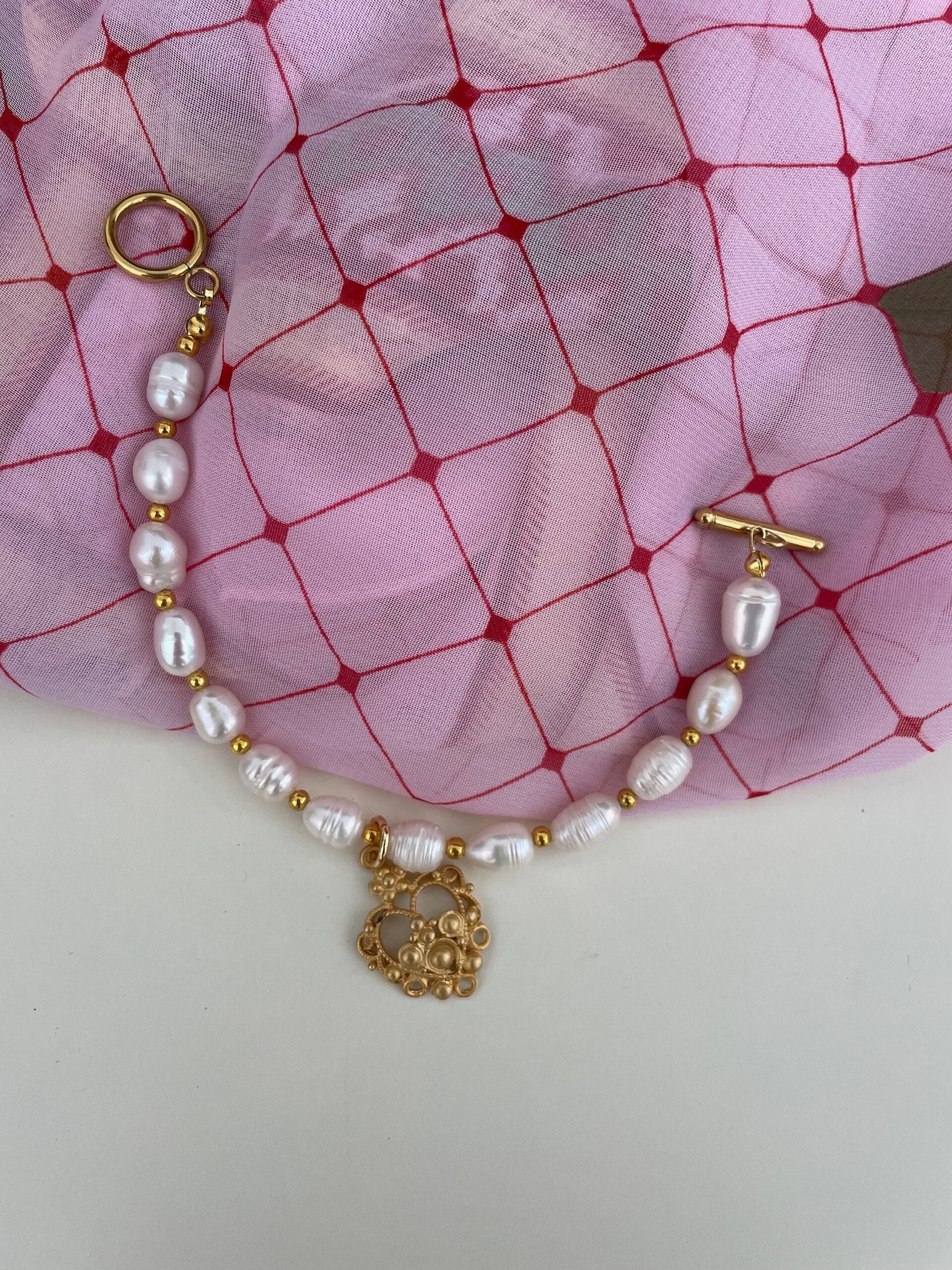 Braccialetto siciliano, bracciale perle barocche, bracciale classico con filo di perle di fiume e perline dorate e cuore in zama. Bracciali pietre dure