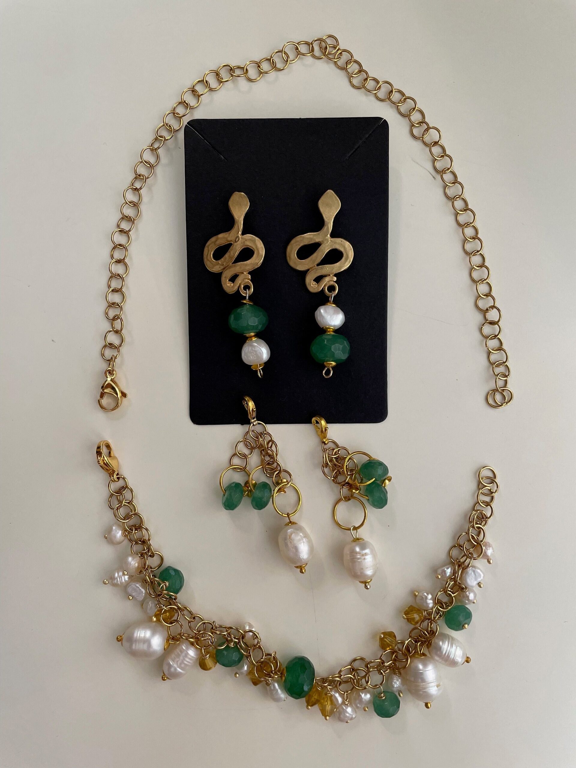 Orecchini a grappolo verdi, perle barocche, agata verde, composizione di perle, sposa. Orecchini pietre dure