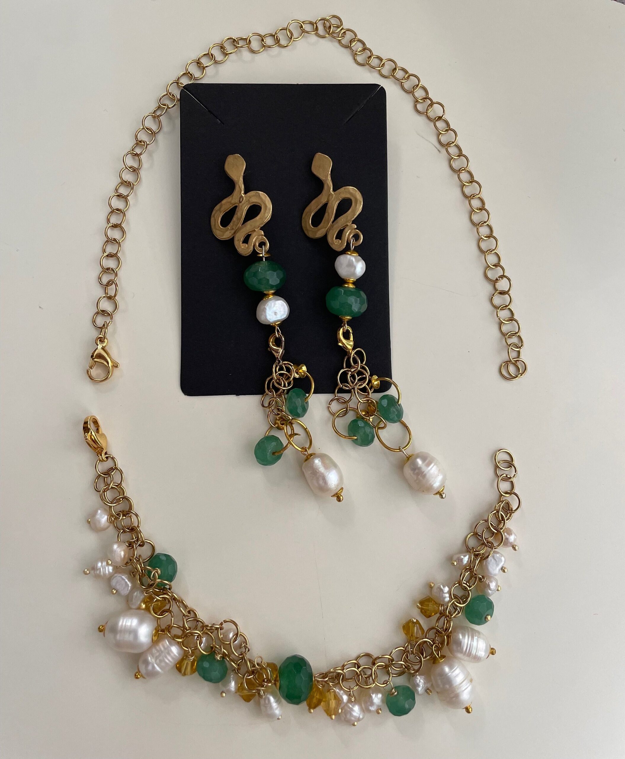 Orecchini a grappolo verdi, perle barocche, agata verde, composizione di perle, sposa. Orecchini pietre dure