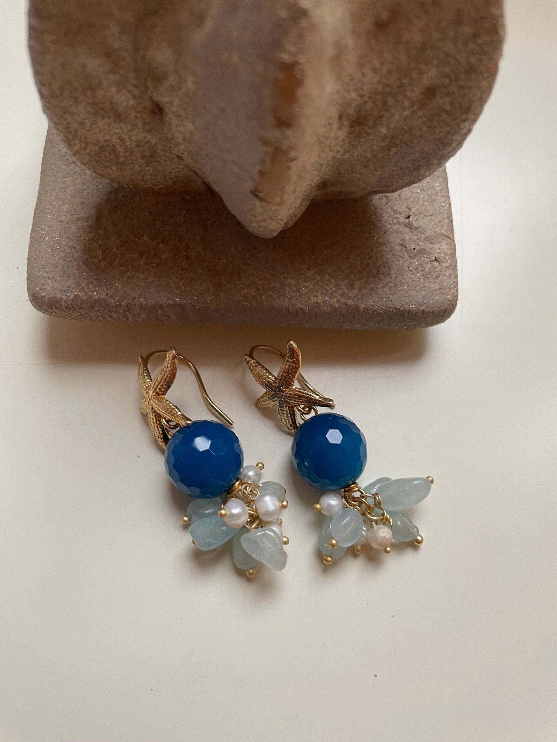Orecchini argento 925, gancio a stella, perla in agata blu, acquamarina e perle di fiume. regalo per lei. Orecchini pietre dure