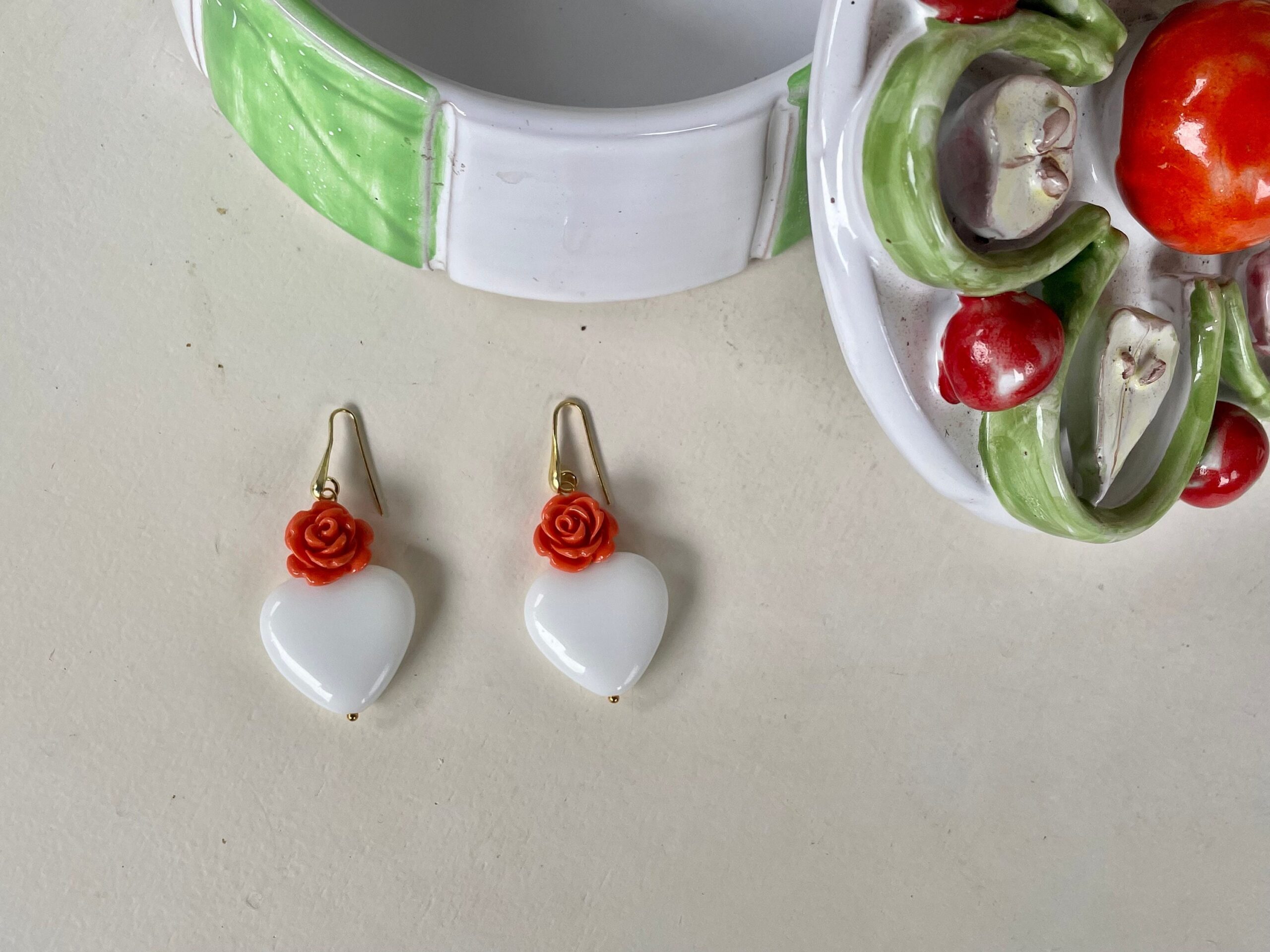 Orecchini argento 925 con grande Cuore bianco e rosa in corallo, orecchini romantici, regalo di San Valentino Cuori e cuori Sacri