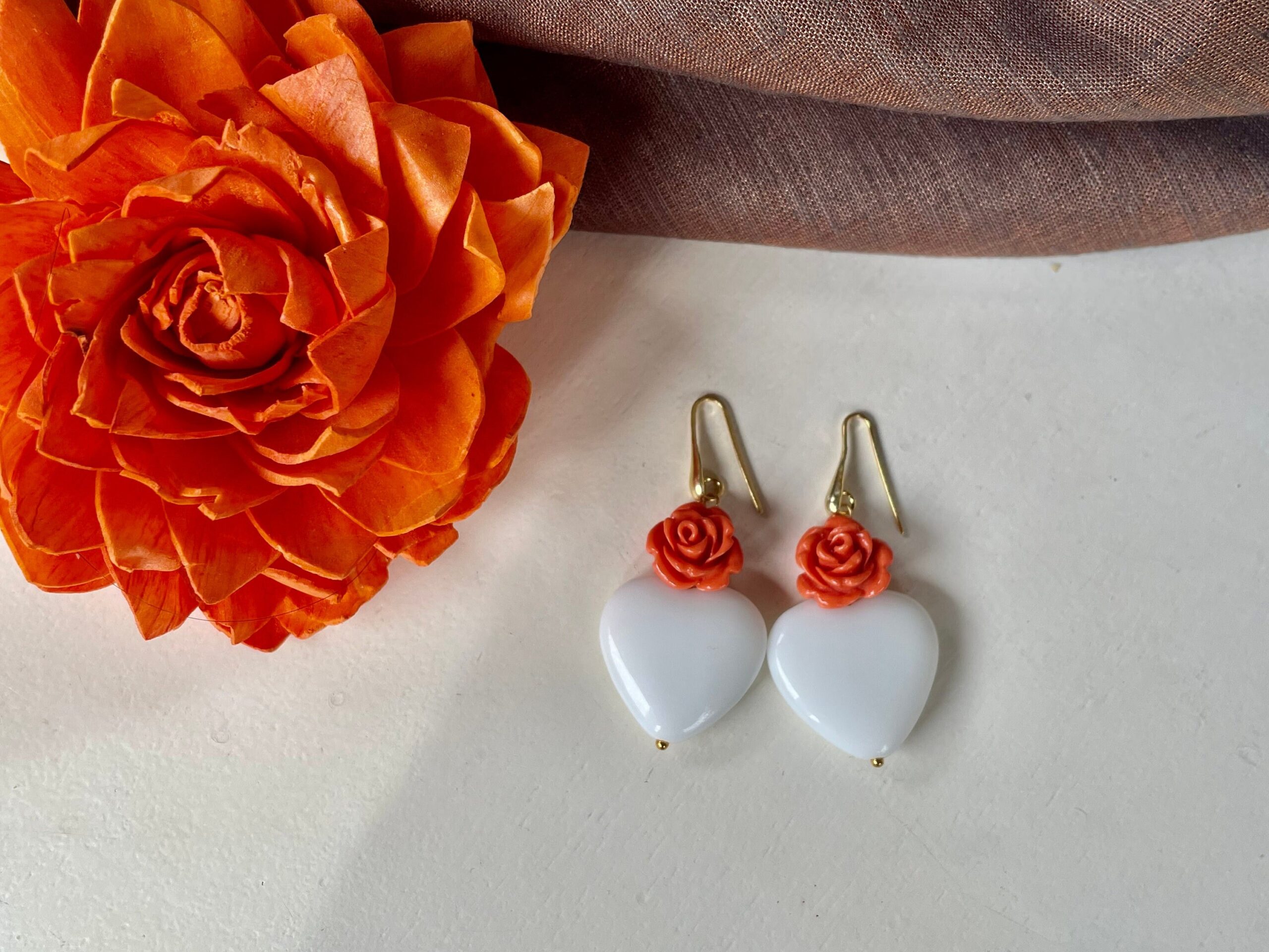 Orecchini argento 925 con grande Cuore bianco e rosa in corallo, orecchini romantici, regalo di San Valentino Cuori e cuori Sacri