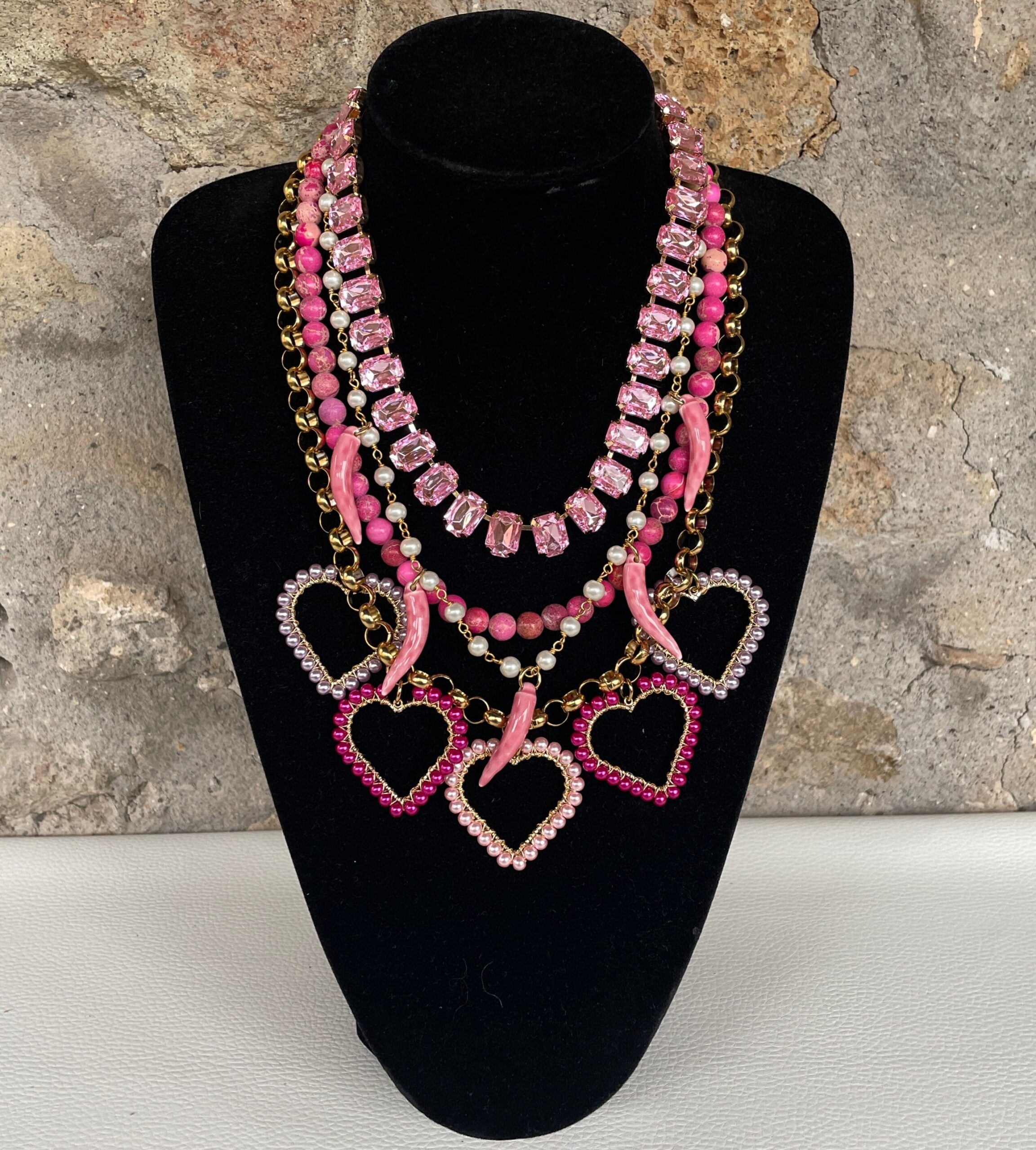 Collana composita, cinque fili, cristalli, corni ceramica, diaspro rosa, perle, cuori colorati, collana rosa, collana boho. Collane pietre dure