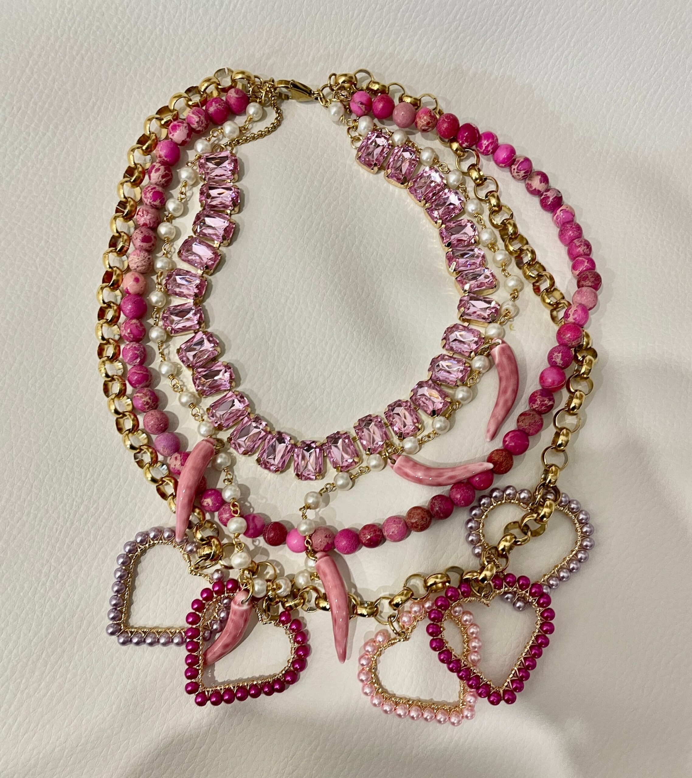 Collana composita, cinque fili, cristalli, corni ceramica, diaspro rosa, perle, cuori colorati, collana rosa, collana boho. Collane pietre dure