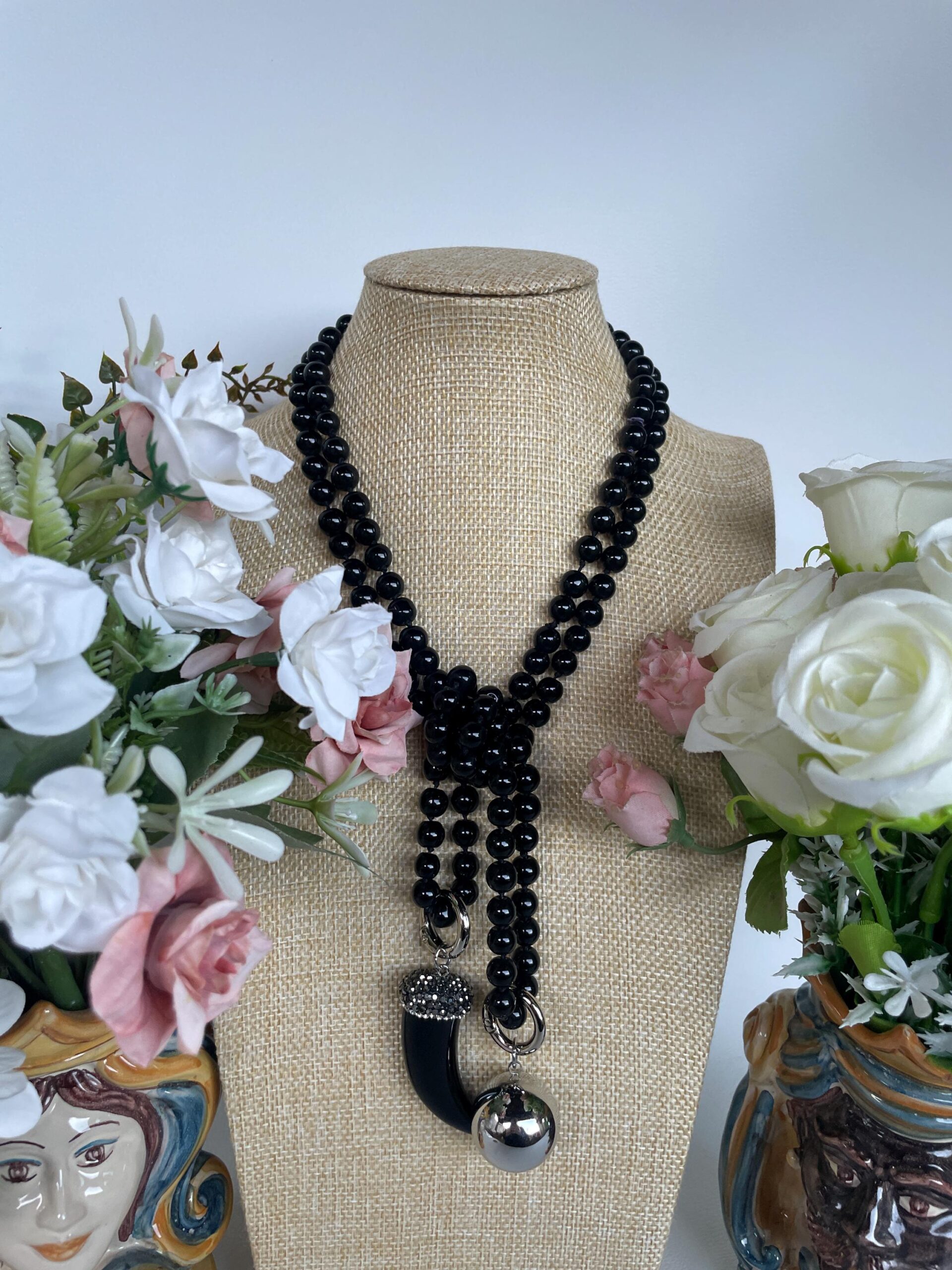 Collana lunghissima, collana annodata a mano con perle di vetro nere , collana con doppio ciondolo, Corno nero e Sfera acciaio. Collane pietre dure