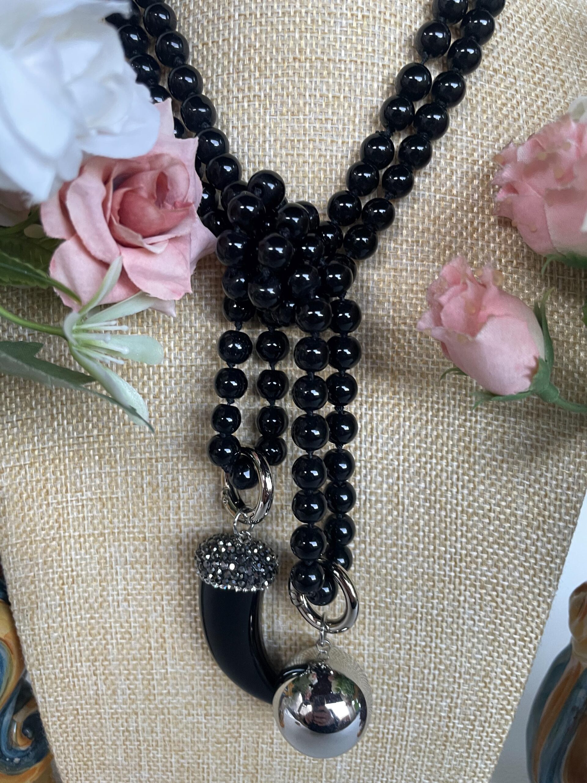 Collana lunghissima, collana annodata a mano con perle di vetro nere , collana con doppio ciondolo, Corno nero e Sfera acciaio. Collane pietre dure