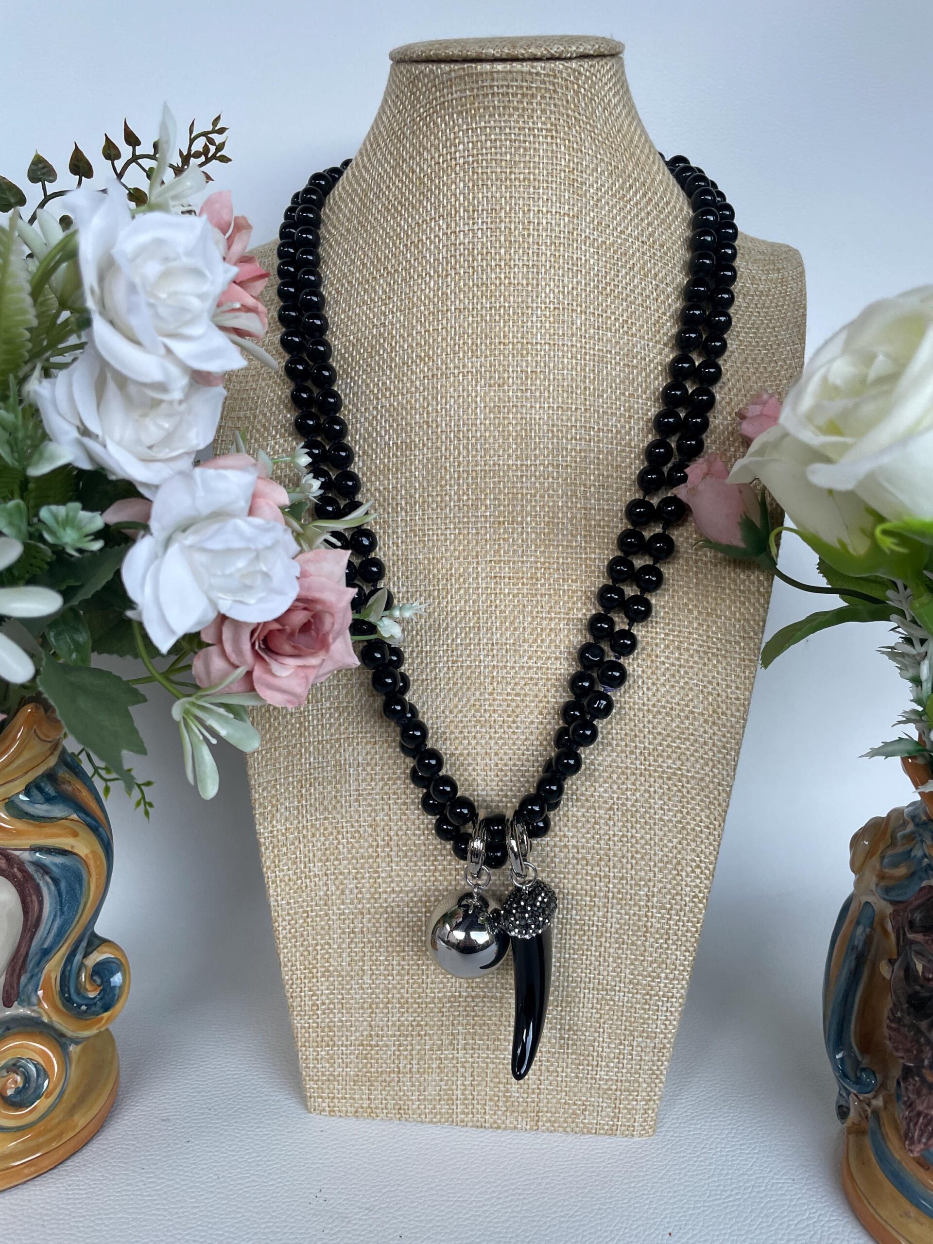Collana lunghissima, collana annodata a mano con perle di vetro nere , collana con doppio ciondolo, Corno nero e Sfera acciaio. Collane pietre dure