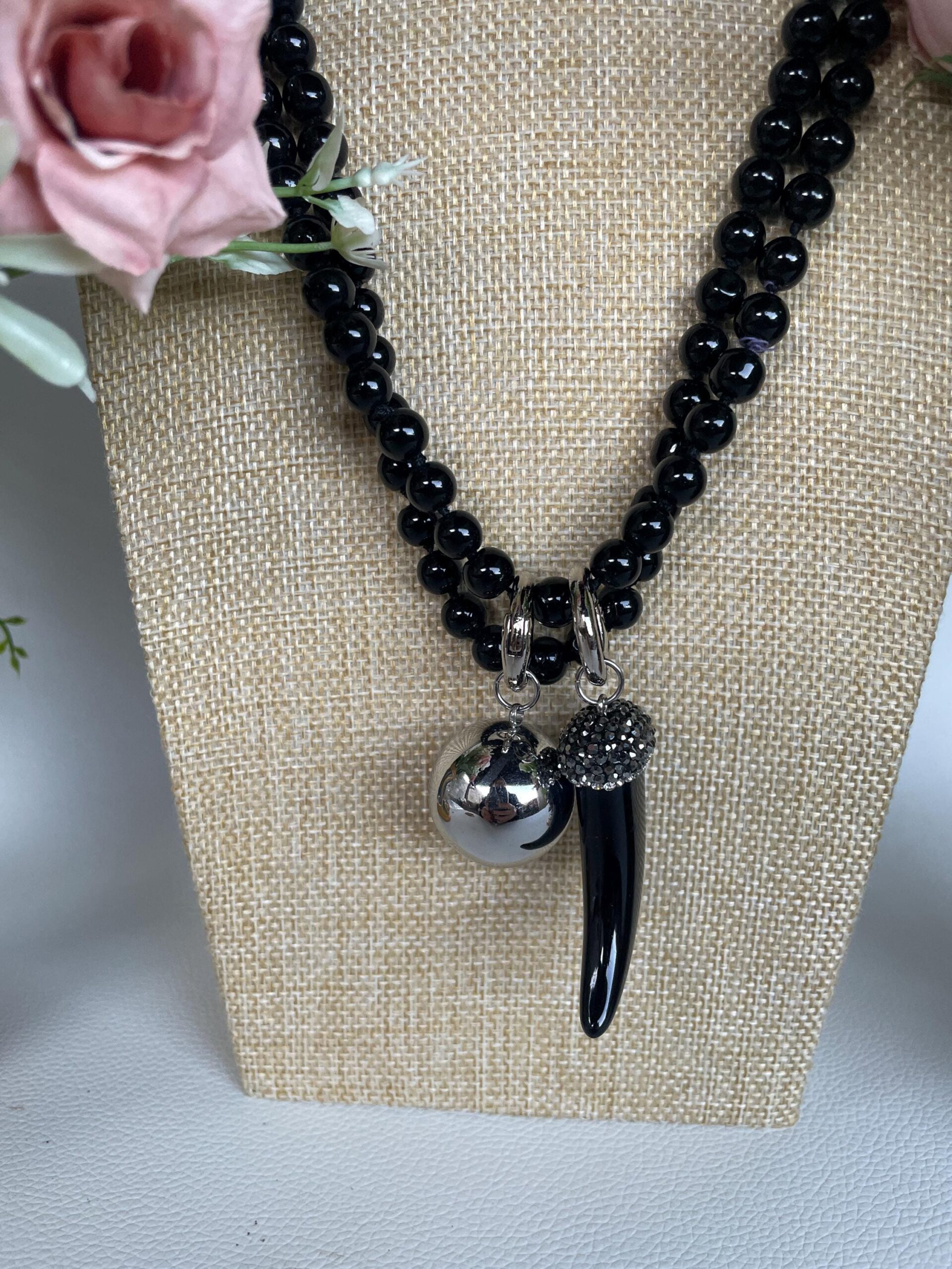 Collana lunghissima, collana annodata a mano con perle di vetro nere , collana con doppio ciondolo, Corno nero e Sfera acciaio. Collane pietre dure