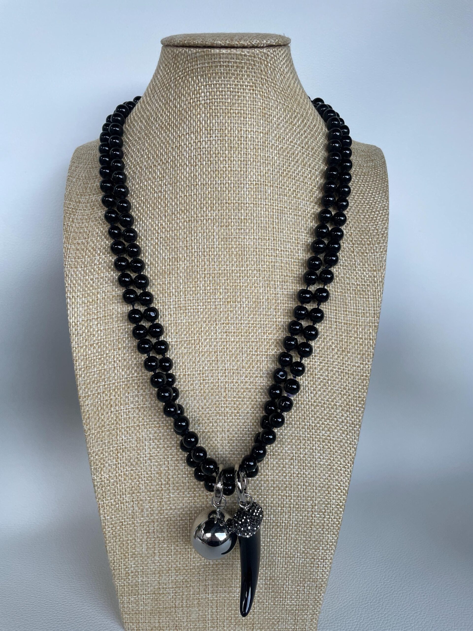 Collana lunghissima, collana annodata a mano con perle di vetro nere , collana con doppio ciondolo, Corno nero e Sfera acciaio. Collane pietre dure