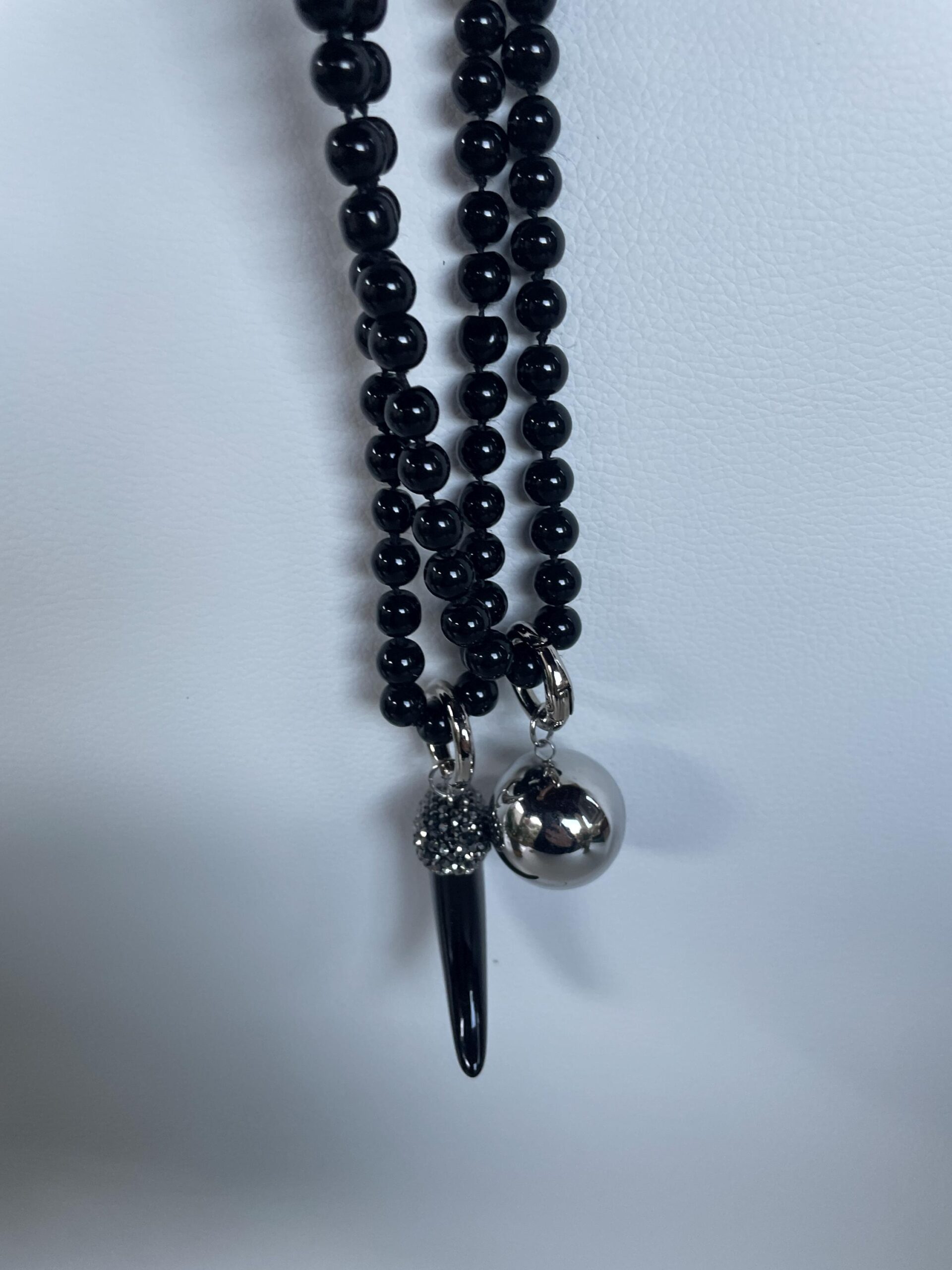 Collana lunghissima, collana annodata a mano con perle di vetro nere , collana con doppio ciondolo, Corno nero e Sfera acciaio. Collane pietre dure