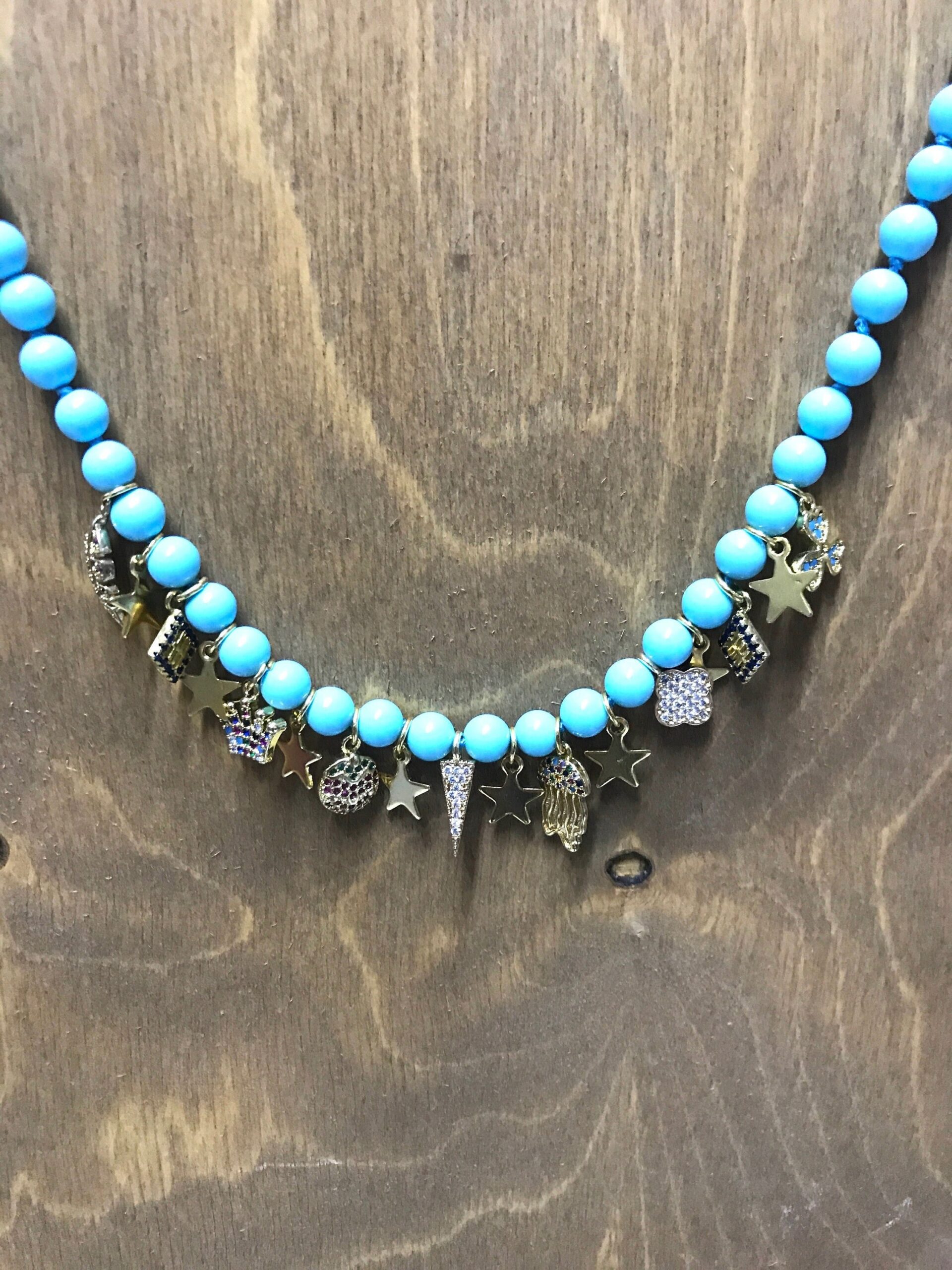 Collana girocollo turchese con vari charms. Collane pietre dure