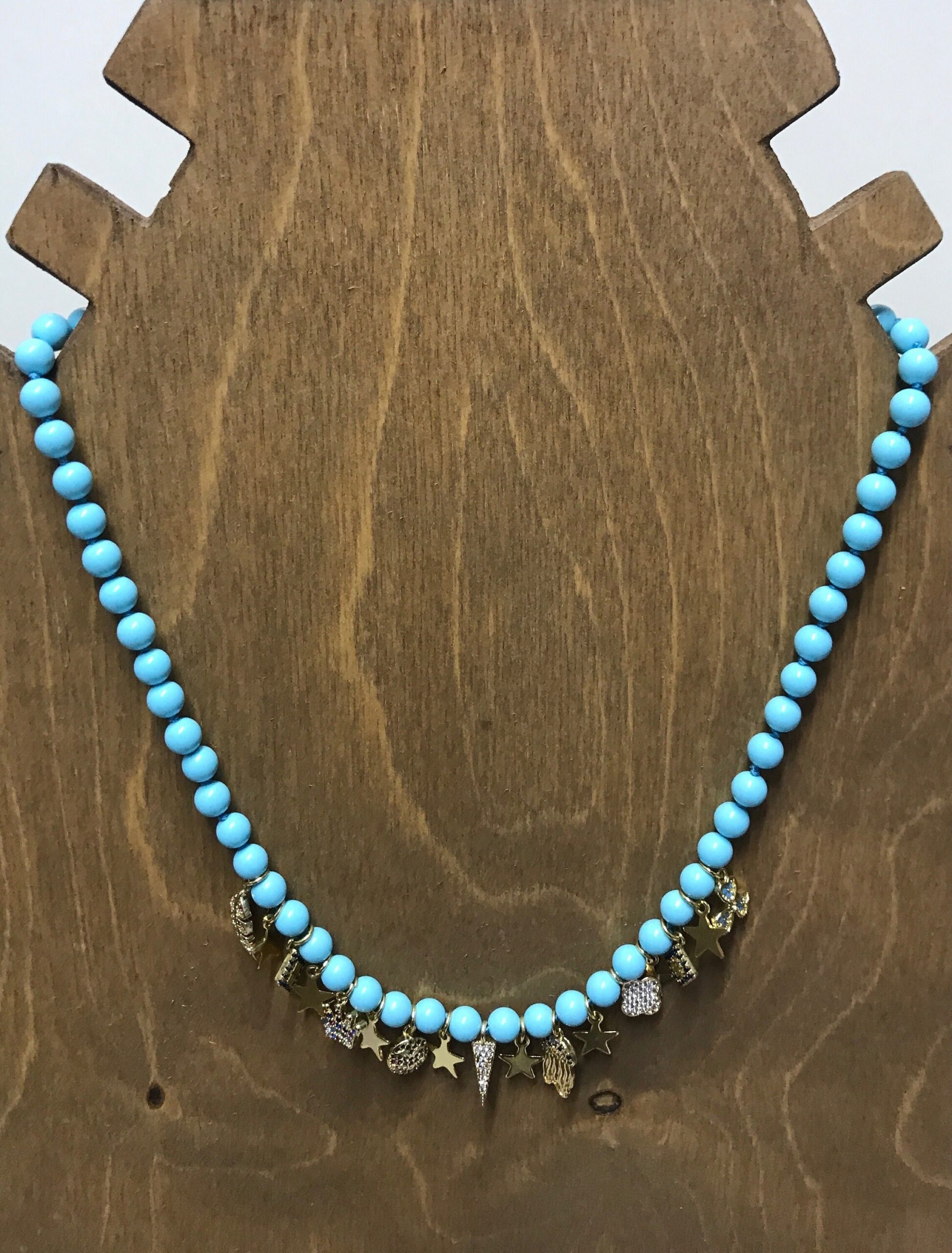 Collana girocollo turchese con vari charms. Collane pietre dure