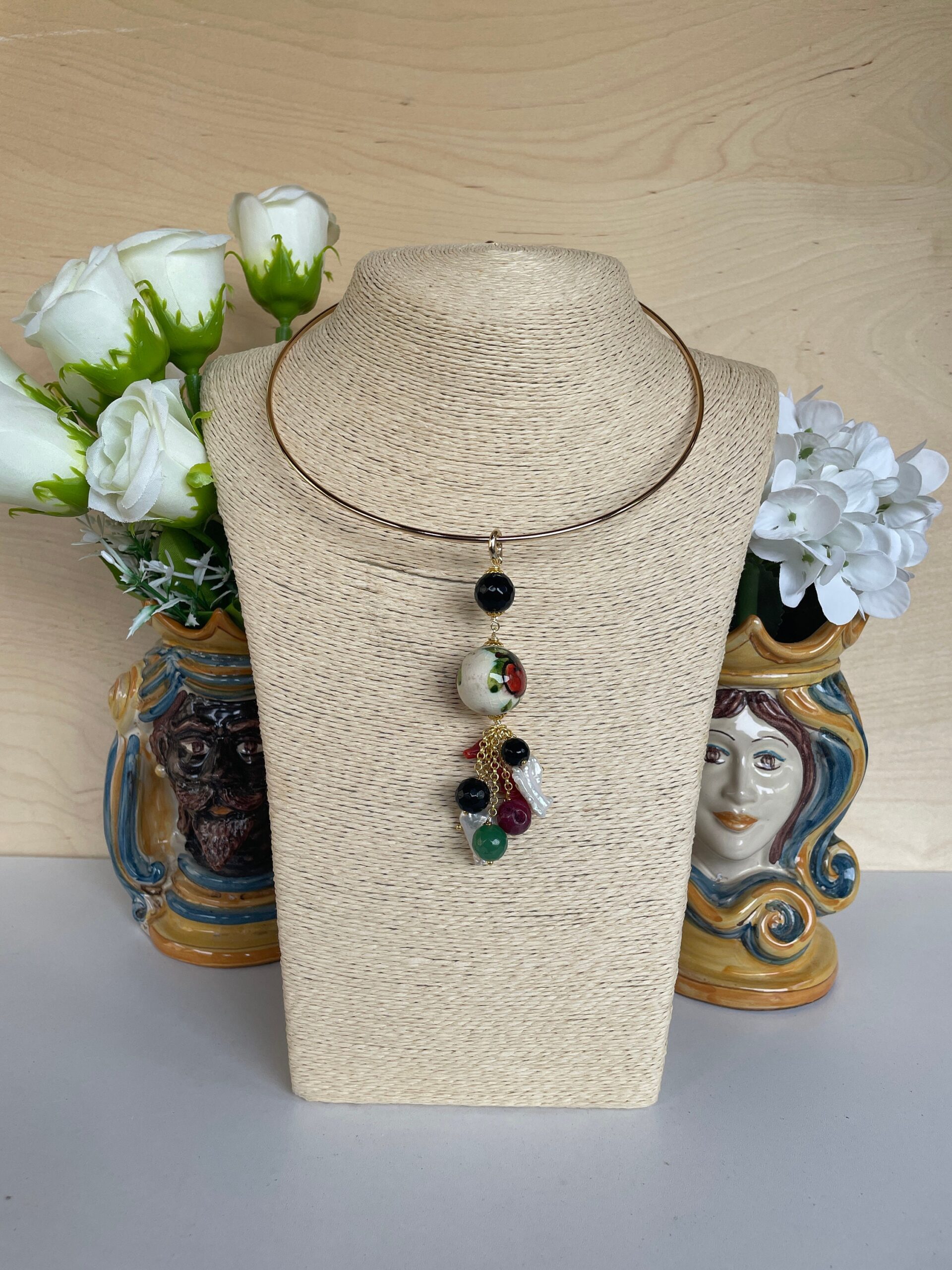 Collana girocollo rigida, collana cerchio a collare, collana con pendente palla di Ceramica di Caltagirone e grappolo perle e pietre dure. Collane pietre dure