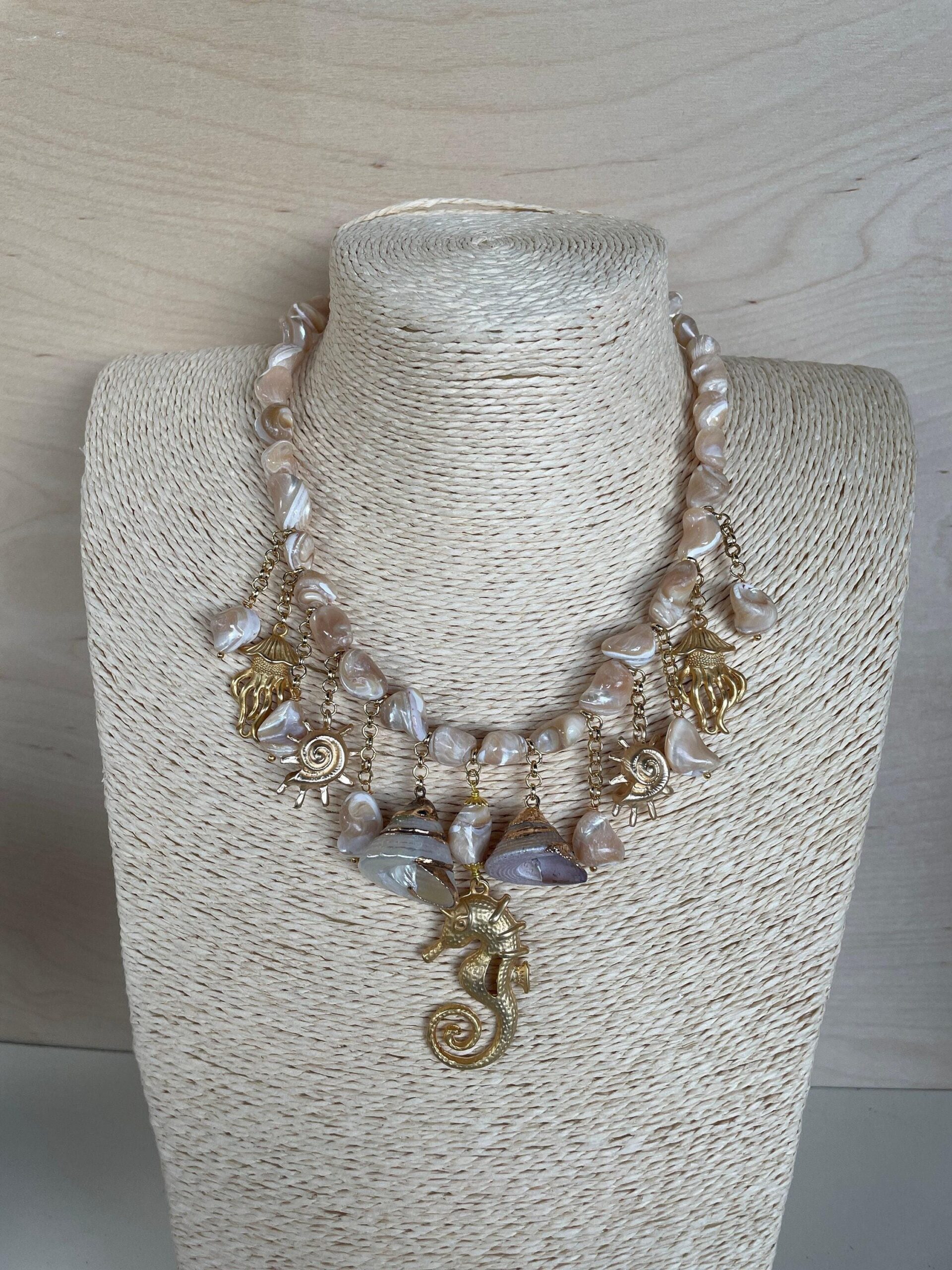 Collana marina, perle di conchiglie naturali e cavalluccio marino, collana in madreperla con ciondoli assortiti, collana estiva. Collane pietre dure
