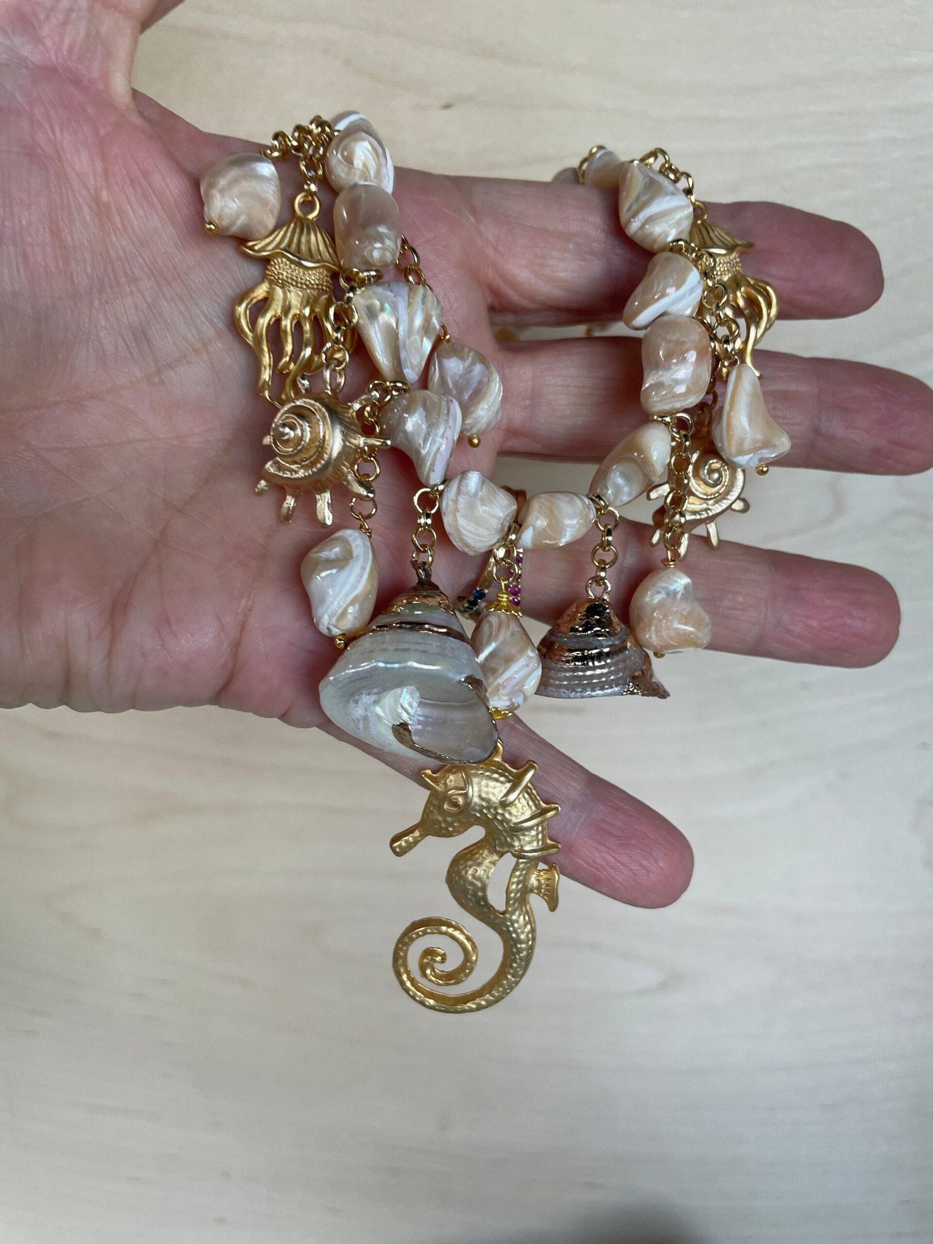 Collana marina, perle di conchiglie naturali e cavalluccio marino, collana in madreperla con ciondoli assortiti, collana estiva. Collane pietre dure