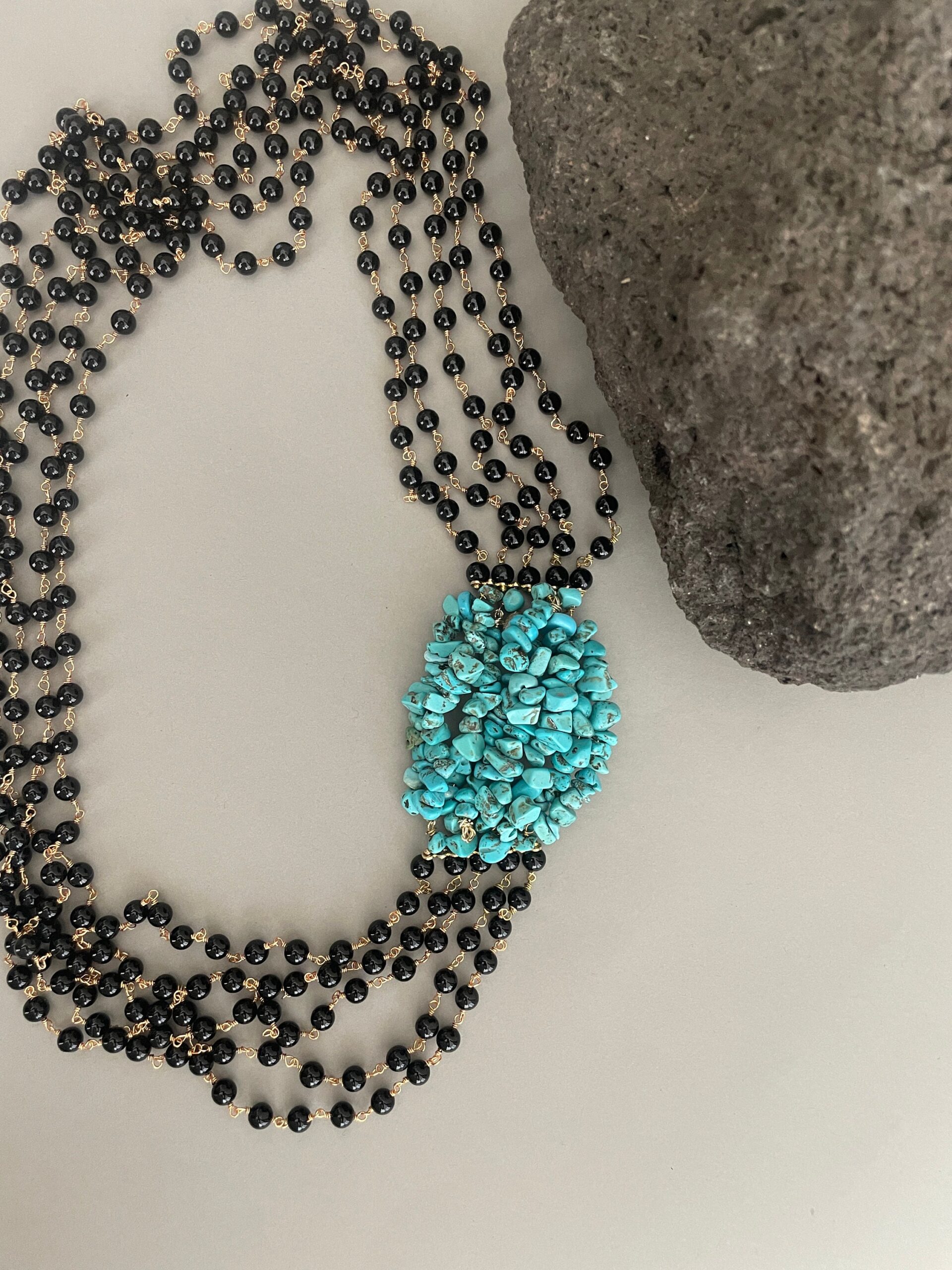 Collana multifilo, catena Rosario con perle di Onice,  grande grappolo di chips di Aulite, collana lunga, regalo per lei. Collane pietre dure