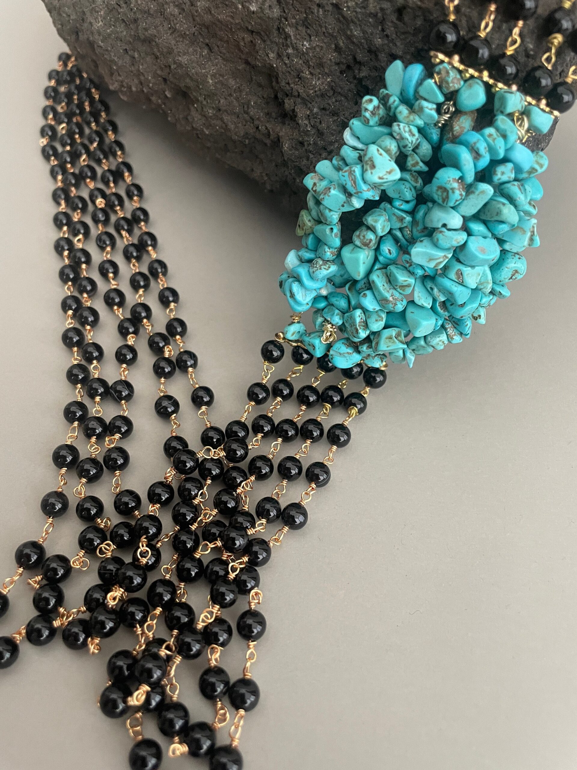 Collana multifilo, catena Rosario con perle di Onice,  grande grappolo di chips di Aulite, collana lunga, regalo per lei. Collane pietre dure