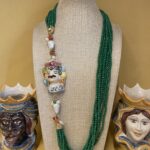 Collana siciliana multifilo con cristalli verdi e Testa di moro di ceramica di Caltagirone. Collane caratteristiche siciliane