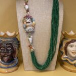 Collana siciliana multifilo con cristalli verdi e Testa di moro di ceramica di Caltagirone. Collane caratteristiche siciliane