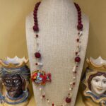 Collana siciliana artigianale con pesce in ceramica di Caltagirone, Agata rossa e perle naturali. Collane caratteristiche siciliane