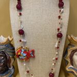 Collana siciliana artigianale con pesce in ceramica di Caltagirone, Agata rossa e perle naturali. Collane caratteristiche siciliane