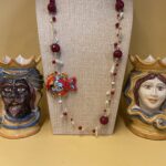 Collana siciliana artigianale con pesce in ceramica di Caltagirone, Agata rossa e perle naturali. Collane caratteristiche siciliane