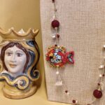Collana siciliana artigianale con pesce in ceramica di Caltagirone, Agata rossa e perle naturali. Collane caratteristiche siciliane