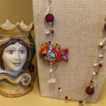 Collana siciliana artigianale con pesce in ceramica di Caltagirone, Agata rossa e perle naturali. Collane caratteristiche siciliane