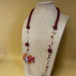 Collana siciliana artigianale con pesce in ceramica di Caltagirone, Agata rossa e perle naturali. Collane caratteristiche siciliane