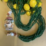 Collana siciliana multifilo con cristalli verdi e Testa di moro di ceramica di Caltagirone. Collane caratteristiche siciliane