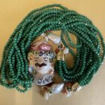 Collana siciliana multifilo con cristalli verdi e Testa di moro di ceramica di Caltagirone. Collane caratteristiche siciliane