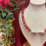 Collana elegante di pietre dure naturali con Agata rosa e centrali due maxi perle Maiorca irregolari.